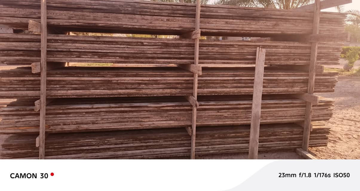 قالب خشب متكون من لوح اربعه متر ولوح، تلاثه متر وتواصيل من الخمسين سانتيم للمترين وسيور  مكلف بل نشر هاذه رقم صاحب القالب ‏‪***********‬‏
