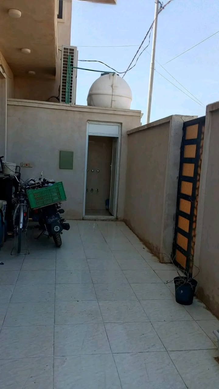 السلام عليكم
بيت للبيع منطقة الشهداء طابو صرف المساحة 250 متر واجهة 12ونص ونزال 20
عرض الشارع 15 متر 
البيت طابقين الطابق الاول غرفتين نوم وصاله ومطبخ واستقبال وصحيات داخلية وخارجية وكراج
الطابق الثاني يحتوي على 3غرف نوم وصاله وصحيات
ملاحظة البيت للبيع او مرواس بقطعه اقل سعر مع الفرق البيت مطلوب اسكان تريده ويه الاسكان تريده بدون اسكان 
للاستفسار الاتصال على ***********
***********
