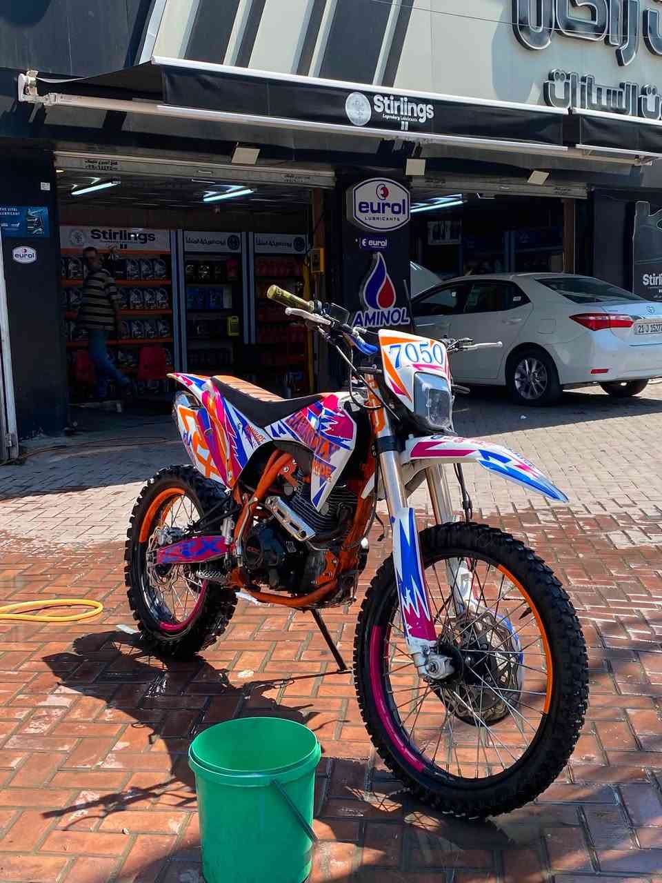 السلام عليكم قفاز crx 350cc الدراجه عليها ادامه كلجات تبديل جديدات وسلف جديد وكزوز  وستيرن وموشمه دراجه مميزه  نكره بكل وكت شلعه ومعدل تشك الكاع للبيع فقط مكاني بغداد الاعظميه رقمي ***********
