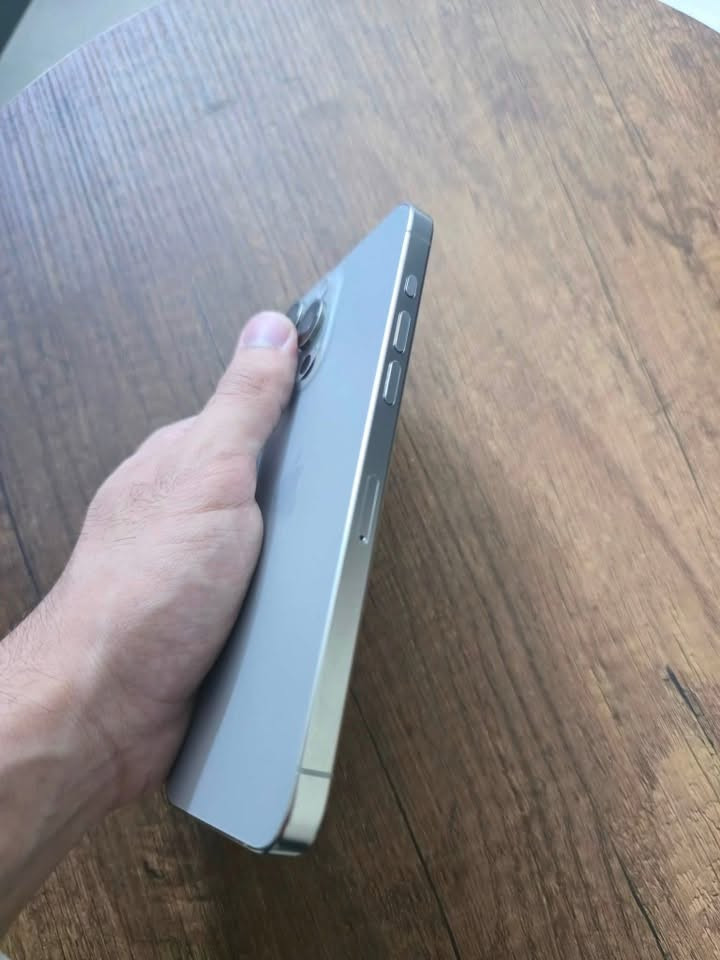 للبيع: آيفون ١٥ برو ماكس (iPhone 15 Pro Max) 📱✨
الجهاز بحالة ممتازة، نظيف جداً كما هو موضح في الصور.

المواصفات الأساسية:
🔋 صحة البطارية: 87٪
💾 الذاكرة: ٢٥٦ جيجابايت
⚙️ اللون: تيتانيوم سيلفر

الجهاز مكفول من زلغ نضافه 100 جهاز بحاله الوكاله 

ملحقات كامله 
💰السعر: 1060  دينار
📍الموقع: ميسان 

***********

نص مكتوب في الصور:
- 7:16
- حالة البطارية
- عادية
- تعمل بطارية iPhone هذه على النحو المتوقع. حول البطارية والضمان...
- الحد الأقصى للقدرة
- ٨٧%
- هذا قياس لقدرة البطارية مقارنة بقدرتها عندما كانت جديدة. قد تتسبب القدرة المنخفضة بتقليل ساعات الاستخدام بين عملية الشحن والأخرى.
- عدد الدورات
- ٦٥٨
- هذا هو عدد مرات استهلاك iPhone لقدرة البطارية. معرفة المزيد...
- تاريخ التصنيع
- كانون الأول ٢٠٢٣
- أول استخدام
- آذار ٢٠٢٤