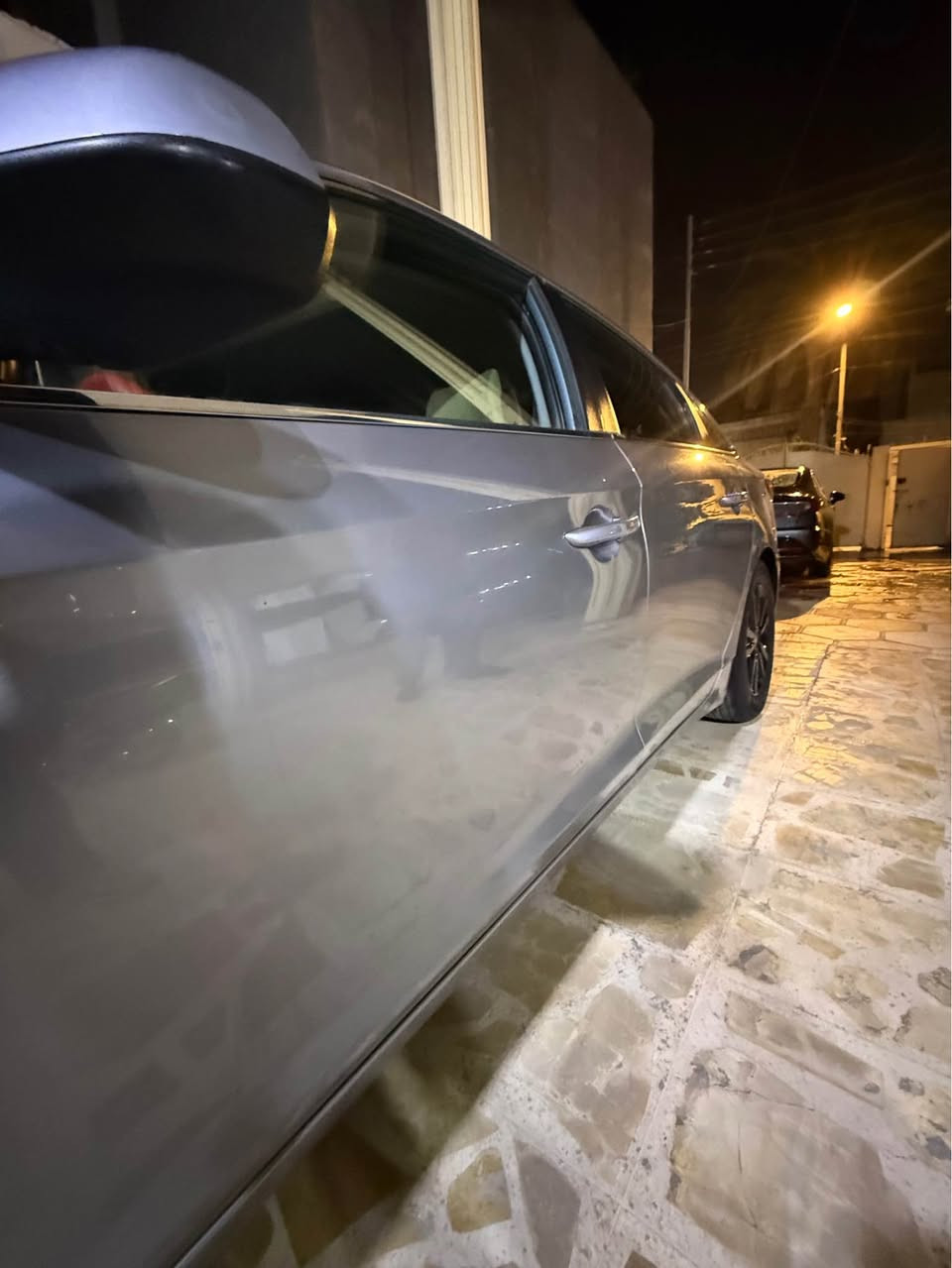 سوناتا 2018 وارد كوري وارد كوري محرك 2000 lpi بانزين فقط 
بيها صبغ جاملغ امامي جهة السائق صبغ فقط بدون اي حادث وبارد كلش بسيط باب خلف السائق 
ماشيه 160 كيلو 
رقم بغداد جديد باسمي 
*********** البصرة, العراق
