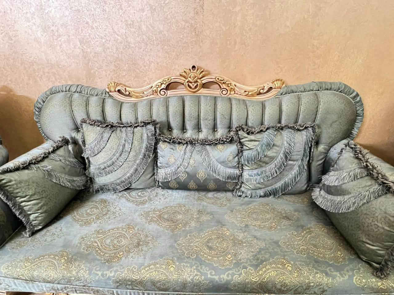 سيت تخم تركي
تخم تركي عدد المقاعد ١٠ استخدام جدا قليل

مع السيت طبلات موضحة بالصور مع البردات ٣ قطع

السعر مليون و بيه مجال

*********** واتس
