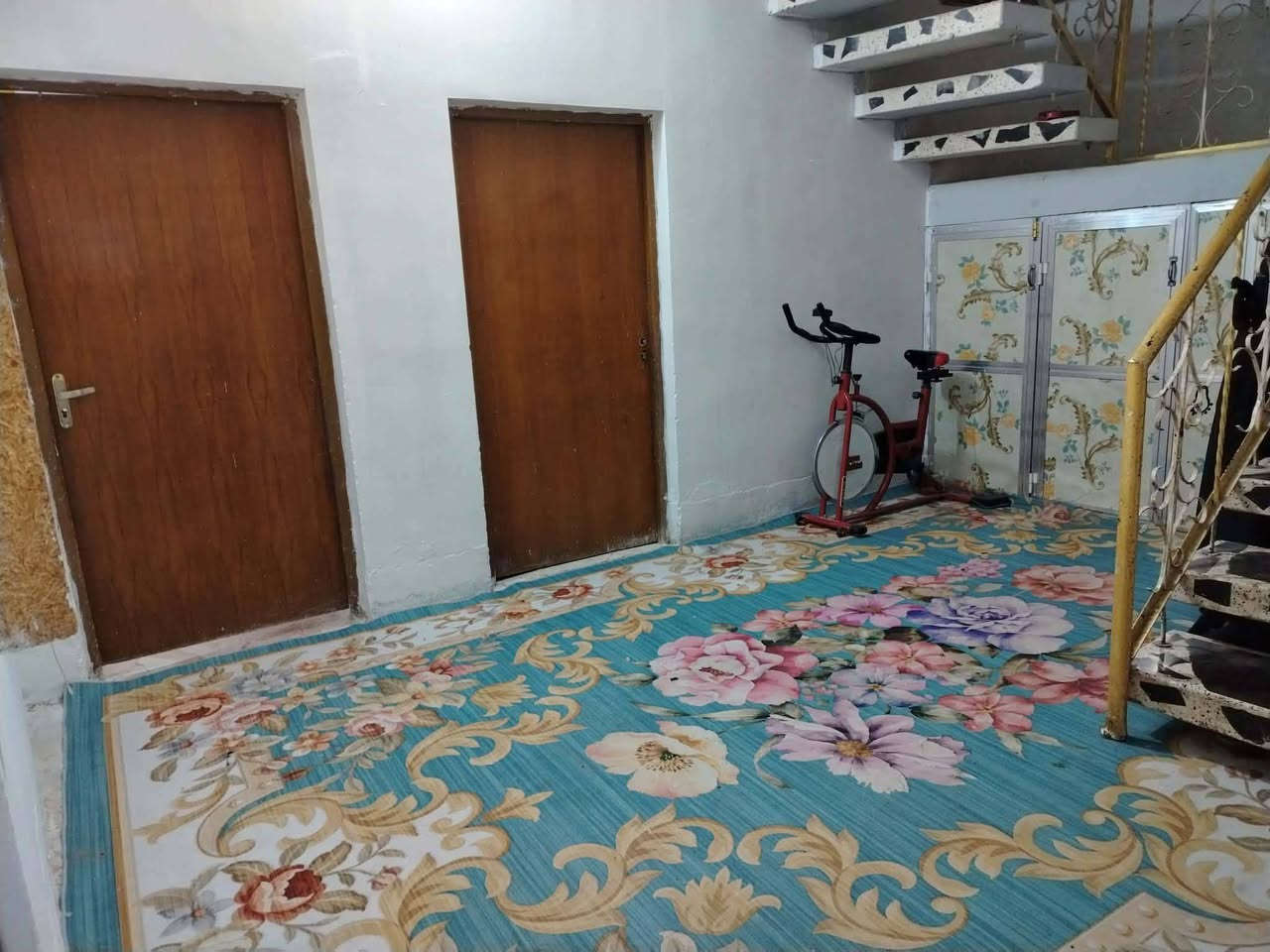 السلام عليكم

يوجد دار زراعي للبيع مساحه 180م بالسند 160
السعر 62كاش 
70بالاقساط 35 مقدم 

الموقع الدوب الشارع العريض
مكوناته /استقبال ومطبخ وصاله وغرفتين نوم ومجمع صحيات داخليه وخارجيه

للاستفسار الاتصال ***********
