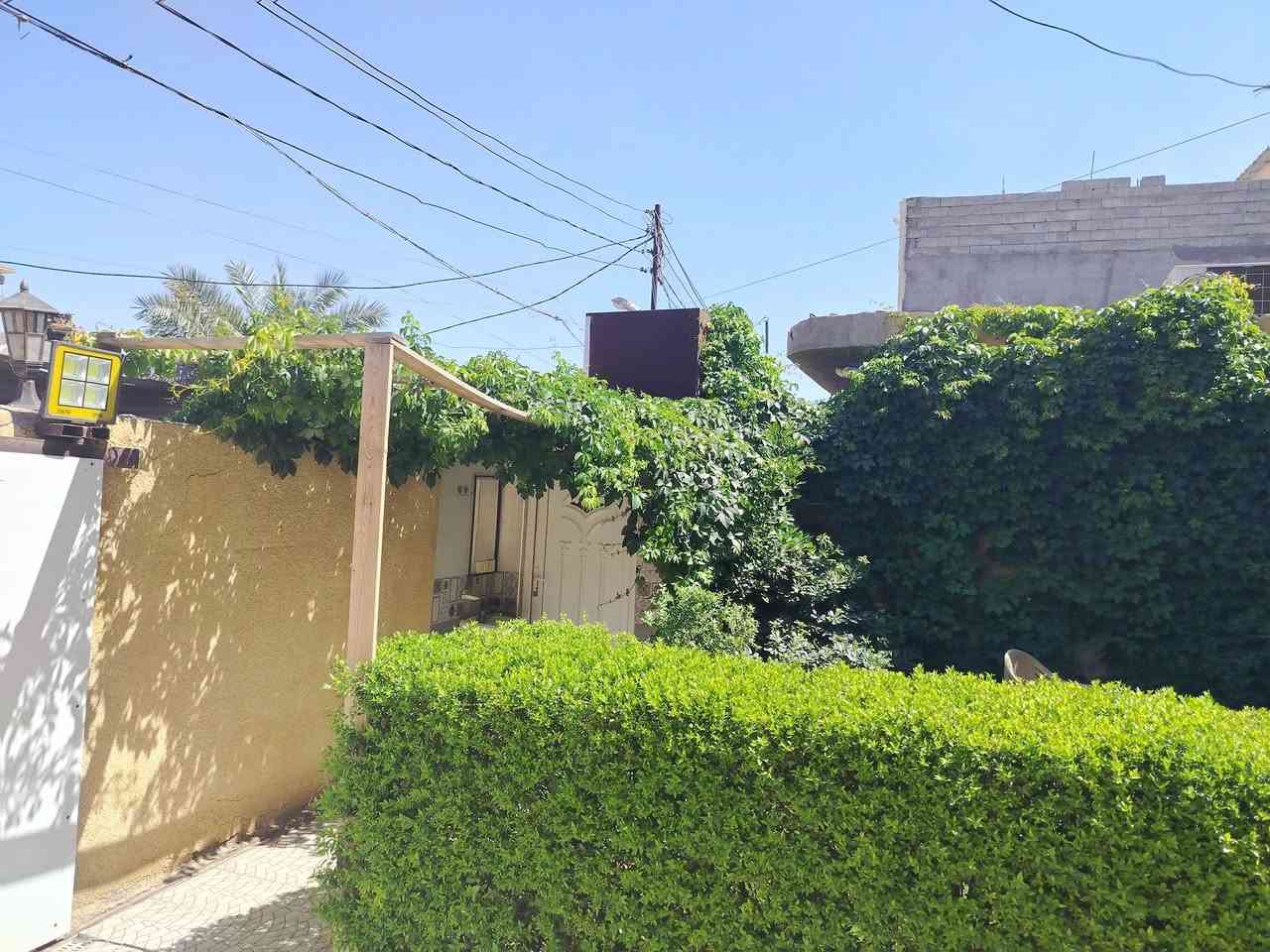دار للبيع عقد زراعي ١١٧ في منطقة شيخ طالب العلي  منطقة الكهرباء السعر ١١٥ مليون وبي مجال بسيط المساحة ٢٠٠ م  يحتوي على استقبال وصاله كبيرة وغرفة كبيرة وبيتونه كبيرة جداً قطعت منه غرفة صغيرة ومخزن ومنور على طول البيت ومطبخ وكراج كبير وحديقه وصحيات وتواليت خارجيه وخدمات كامله تبليط ومجاري وأسواق ومدرسه كلشي متوفر البيت بفرع أسواق ابو قتيبة  للاستفسار ع الخاص وا على الرقم ***********  أبو عبدالله
