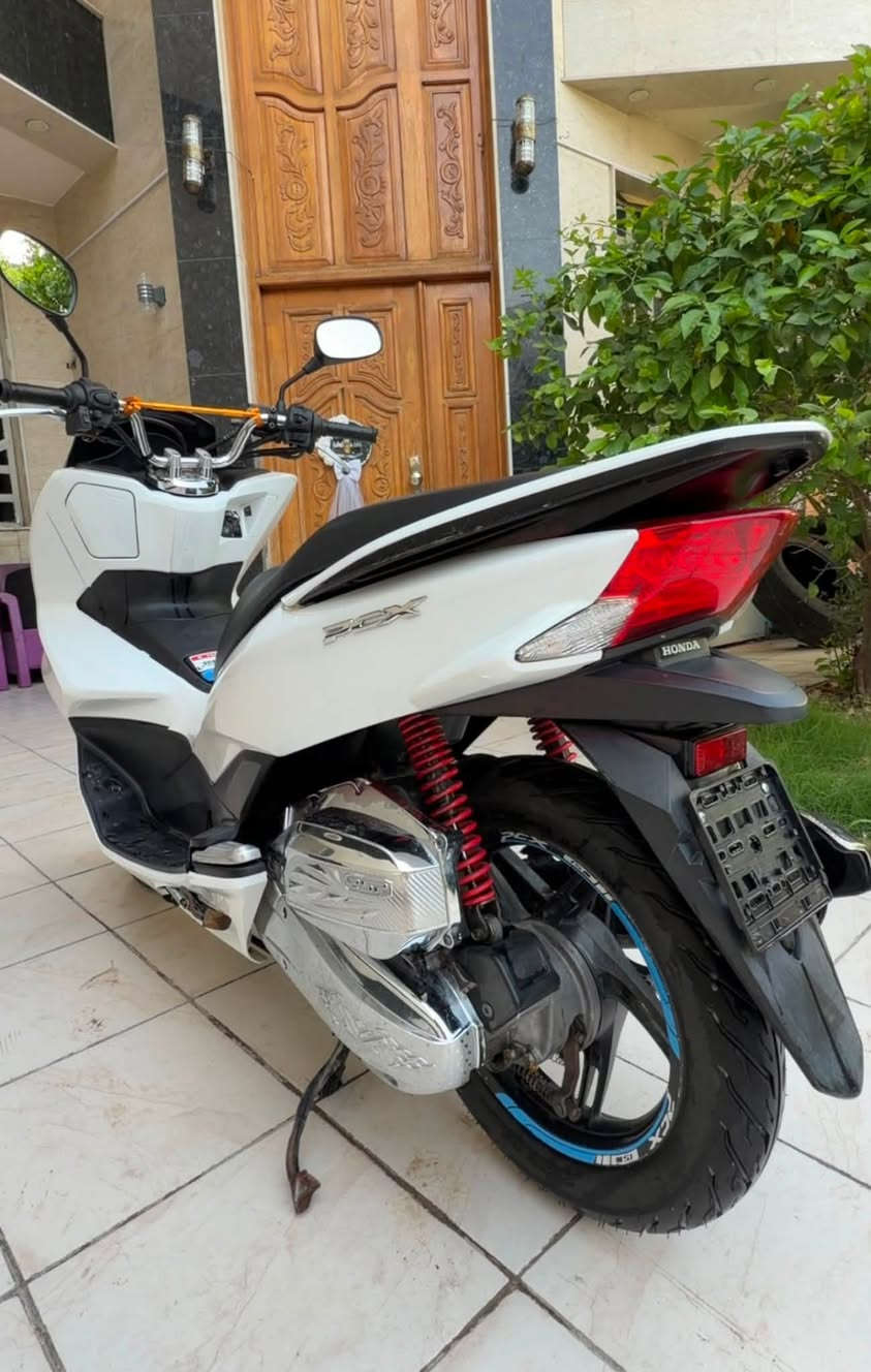 السلام عليكم دراجة PCX جيل ثاني ياباني كفاله عامه مواصفات الدراجة حساس ازدحام تدفئه يدات الكل شغاله حجم المحرك 150 الدراجة نظيفه السعر 13 الموقع بغداد باب المعظم للاتصال ***********
