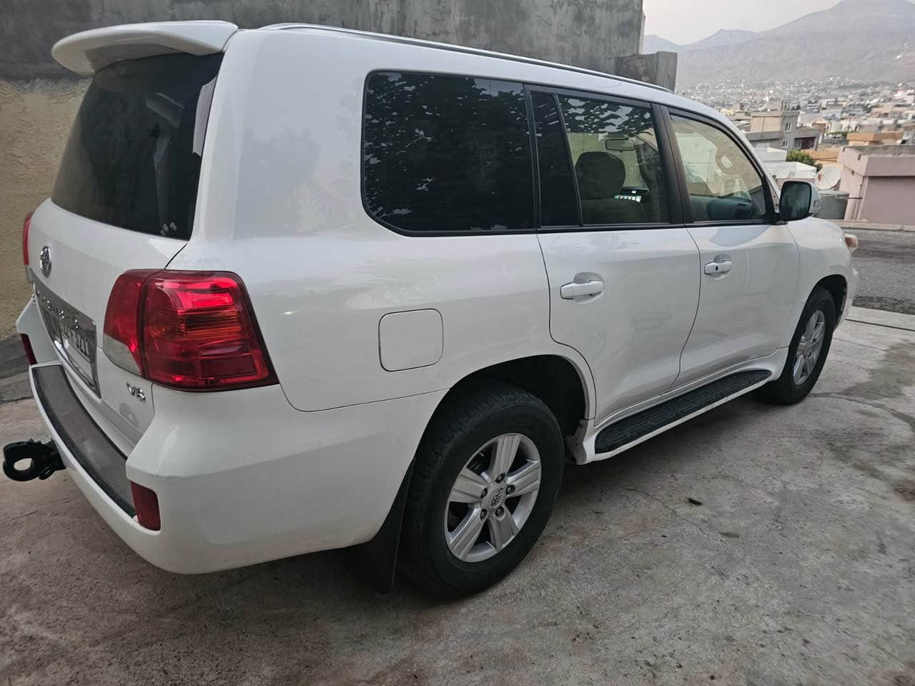 Toyota Land Cruiser 2013 GX 
بى بوياغ 
١٨٦ هه زار كم رويشتووه 
٢ پيدى ئارى بچوكى هه يه 
سيسته مى غازى يتالى بؤ به ستراوه 
رقم و سنوى نوئيه به ناوى خؤمه 
سعرى ٢٩٠$ و مجالىكى كه م 
*********** أربيل, العراق
