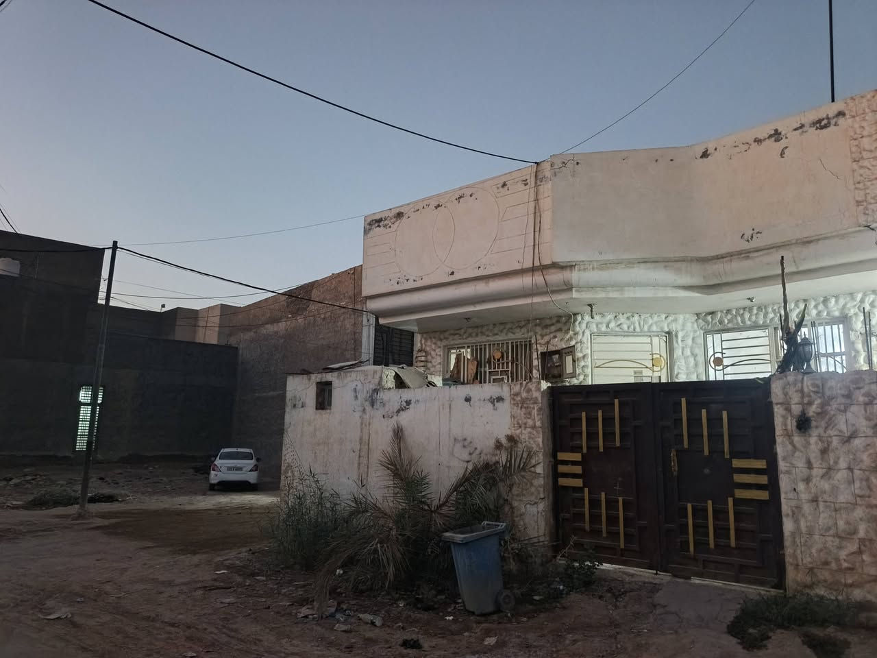 ثلاث مشتملات المساحه 300متر للبيع طابو سند 25 ركن على ثلاث شوارع خدمات كامله يحتوي كل مشتمل على غرفة نوم وصاله ومطبخ وستقبال وصحيات داخلية وصحيات خارجيه وكراج البناء طابوق السقف صب مسلح العنوان طويريج حي المثنى قرب بيت سيد عباس الموسوي  السعر 185مليون مع مجال بصيط جدا للتواصل *********** مكتب المهندس للعقار أحمد ألجبوري البيع كلهن بدون تجزئة
