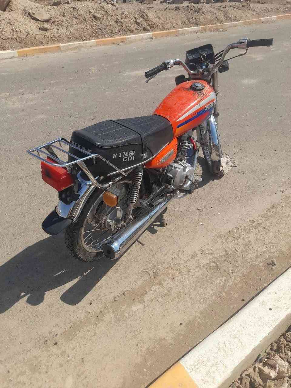 السلام عليكم 
دراجه نامه للبيع كلك اوراقها ضايعه 
محرك ما مفتوح دراجه نظيفه السعر 700 وبيها مجال 
العنوان نهاوند للاتصال *********** موجود واتساب
