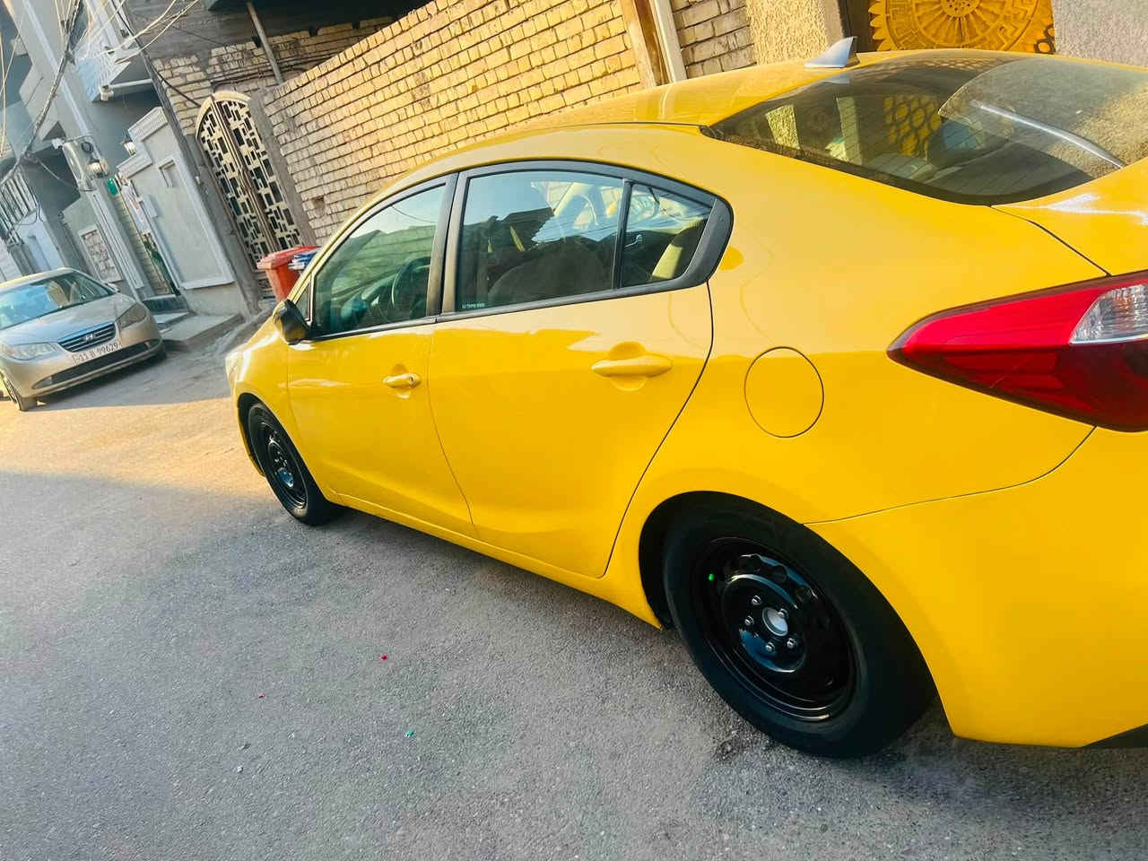 فورتي للبيع مديل 16 ورد امريكي السيارة مصفرة هية وغرامات حدثها فقط بنيد سعرها 100 وبيها مجال مكينة 1800 دوش مكاني الشعلة الخطيب الزراعي رقم الهاتف***********
