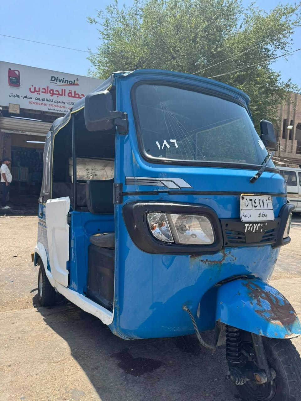 السلام عليكم
تكتك TVS  موديل ٢٠٢٢ 
مرقم بغداد بسمي 
تحويل ثاني يوم 
مكينه كفاله مبدل فقط اكسل وكلچات 
التكتك كفاله من الصبغ والمعجون 
بوب + چامرلغات شخوط ناعمه ومغلفه فابلون بدون اي تعمير 
البچم بي ضربه بارد 
بيها شخوط بالكصه موضحه بالصور 
كلشي موضح بالصور + تجي تشوف بعينك 
السعر ٧٢٠٠ وبيها مجال 
متواجد واتس اب واتصال 
***********
