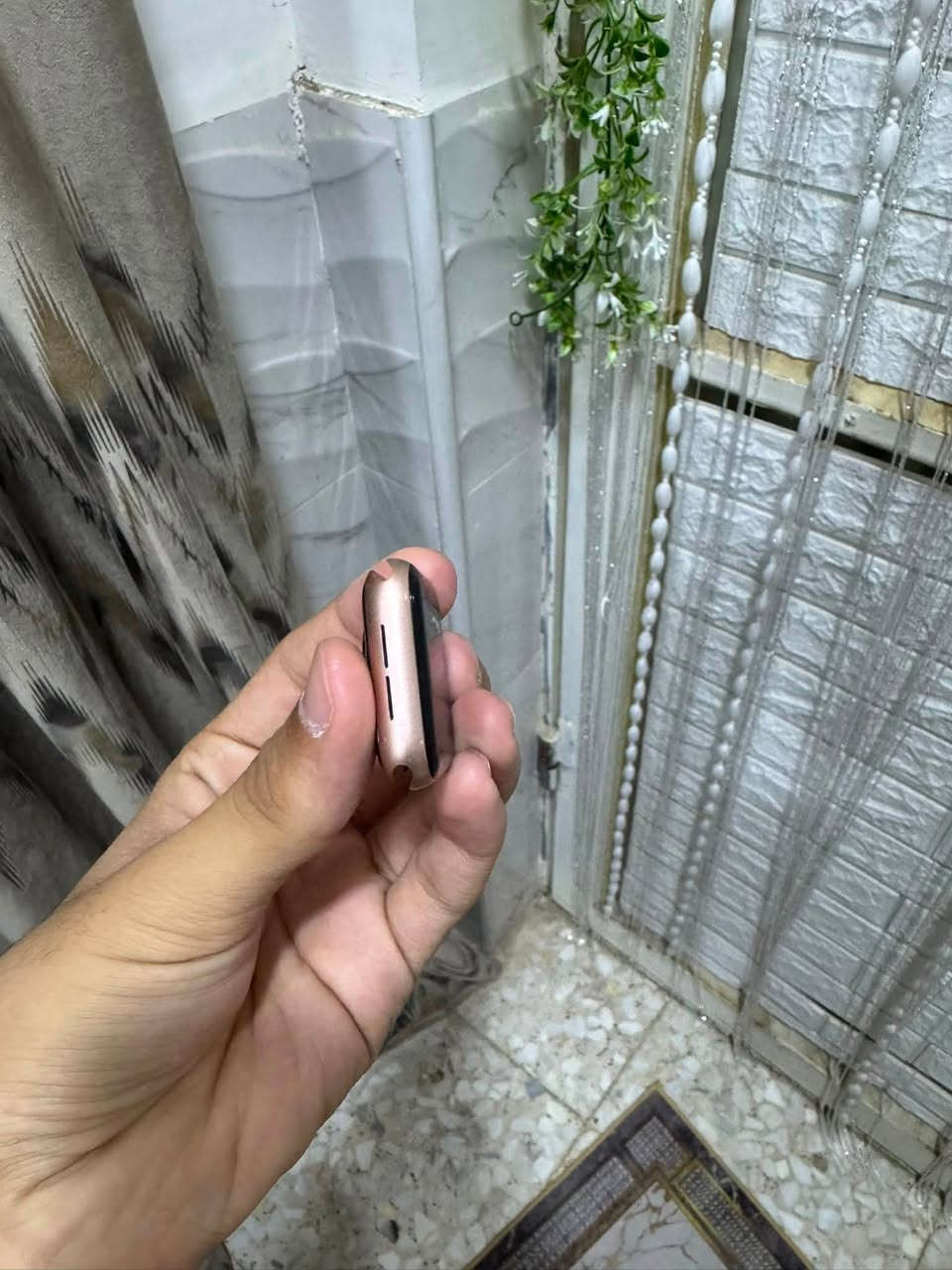للبيع ساعه ابل واج جيل 4 بطاريه 76 ساعه ما مفتوحه فقط بيهه شخوط بل شاشه تخلي لزكه يروحن وياها سير جلد صناعه يدوي وبور بنك ساعه ودرع السعر 95 توصيل متوفر جميع محافظات رقم واتساب ***********
