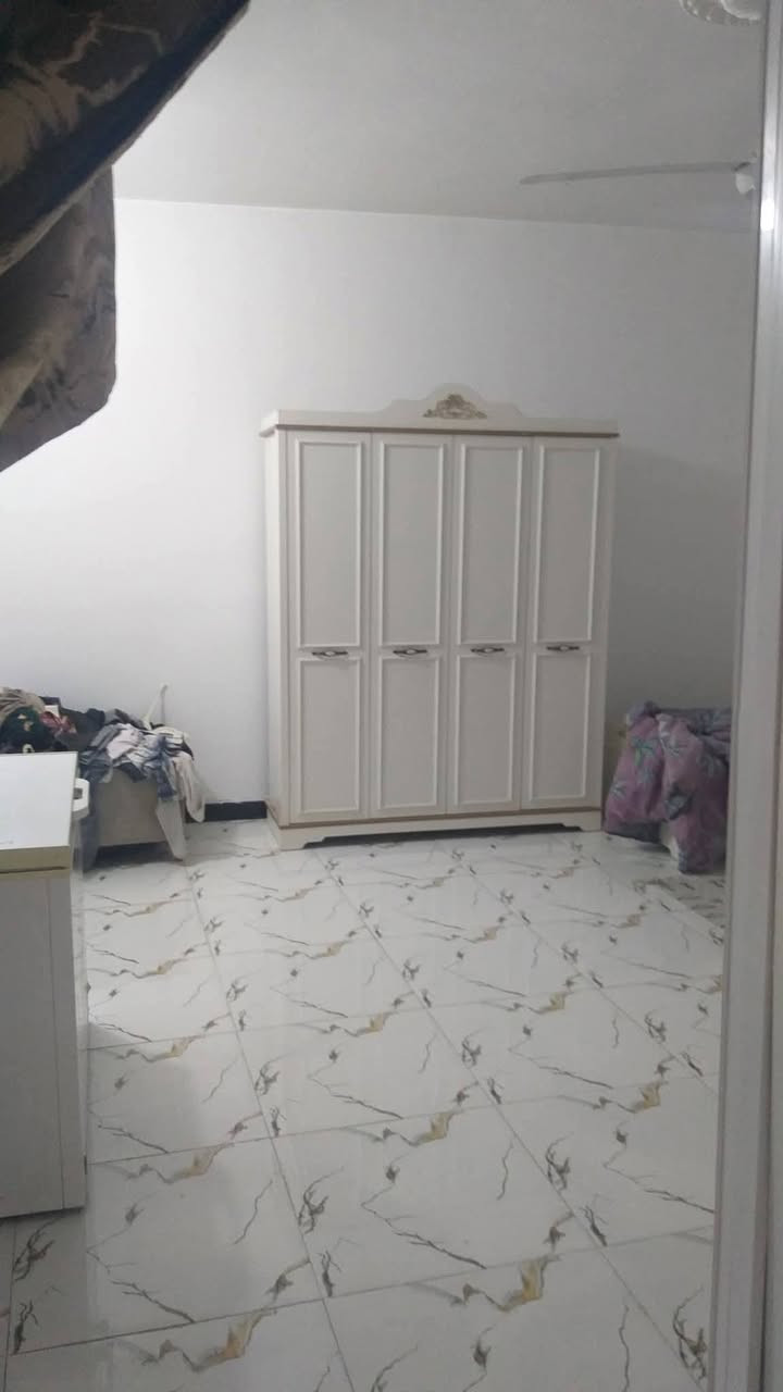السلام عليكم دار سكن طابقين للبيع حديث البناء درجة اولئ في الكوت منطقة حي الحكيم الأولئ في الوائلية بالقرب من شارع الصب يقع على شارع 15م مساحتة 140م طابقين البناء طابوق درجة اولى والسقف صب مسلح والارضية والجدران سيراميك ويتكون البيت من غرفتين نوم وصالة واستقبال ومطبخ وصحيات داخلية وخارجية ومرقم من قبل البلدية السعر 57 وبي مجال الاستفسار الاتصال على هذا الرقم ***********
