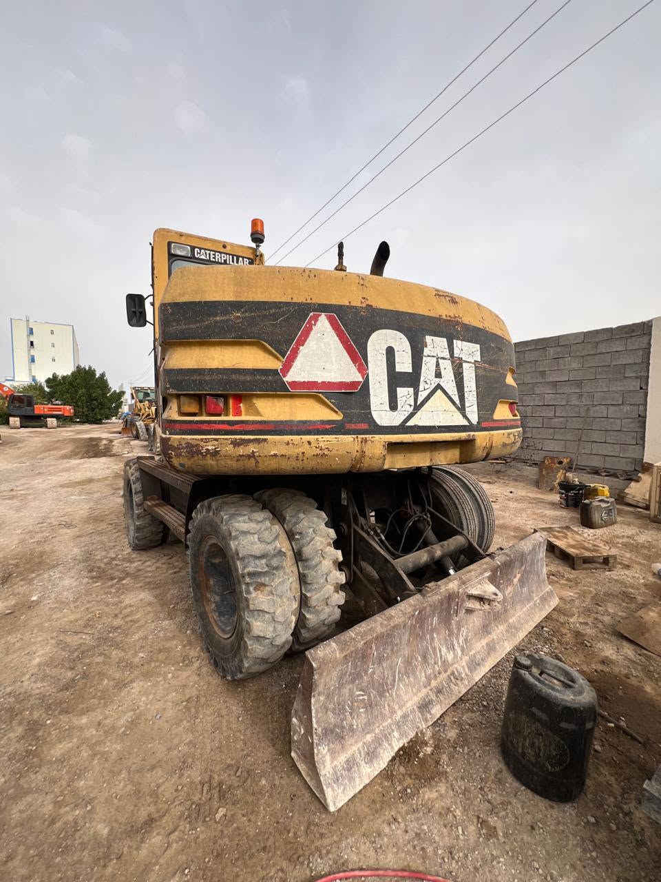 السلام عليكم 
للبيع حفارة CAT M315
 📅 موديل 2009 
📄 رقم وسنوية بغداد 
الحفارة نظيفة وجاهزة للعمل 
📍مكان الحفارة: الفلوجة
📞 للاستفسار: ***********
