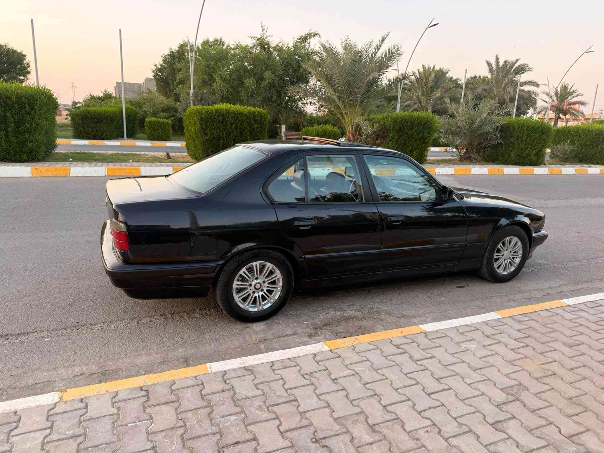 BMWللبيع
نقدا فقط 
السعر 43
حجم 553i
سياره مصبوغه عام جماليه بدون حادث 
فول مواصفات سلايت 
اوتماتيك كير ومحرك بدون عيب 
كهربايات شغاله 
رقم (26)دولي باسمي 
هزه جديده
تخم تاير جديد 
صدر نص عمر
مكاني تكريت الديوم
الاتصال ***********
