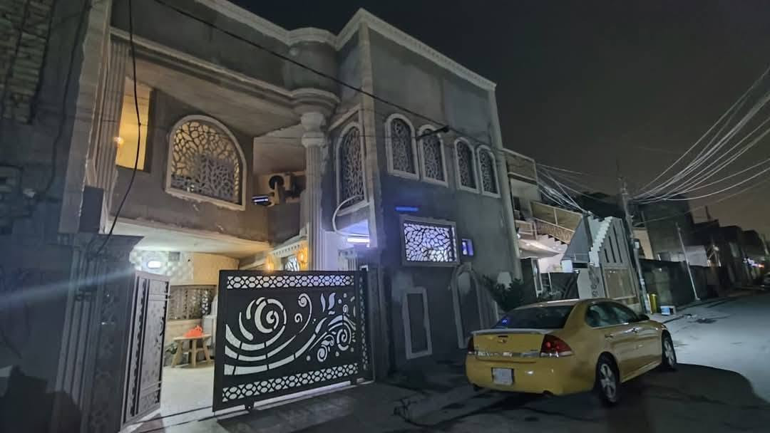 للبيع أو مراوس(حسب قناعت المكان)
طابو صرف 
السلام عليكم بيت للبيع في منطقة البلديات الصحفين المساحة ٢٠٠ متر الواجهة ١٠ والنزال ٢٠ يحتوي الطابق الأول كراج يسع سيارة حمام مشترك شرقي وغربي استقبال كبيرة +مطبخ بارد ومطبخ حار وصالة كبيرة حمام داخلي مشترك غربي  غرفة نوم واحدة الطابق الثاني يحتوي ٤ غرف نوم وحمام مشترك شرقي للتوضيح 
لتوضيح البيت مرمم حديث الرقم الهاتف ***********
