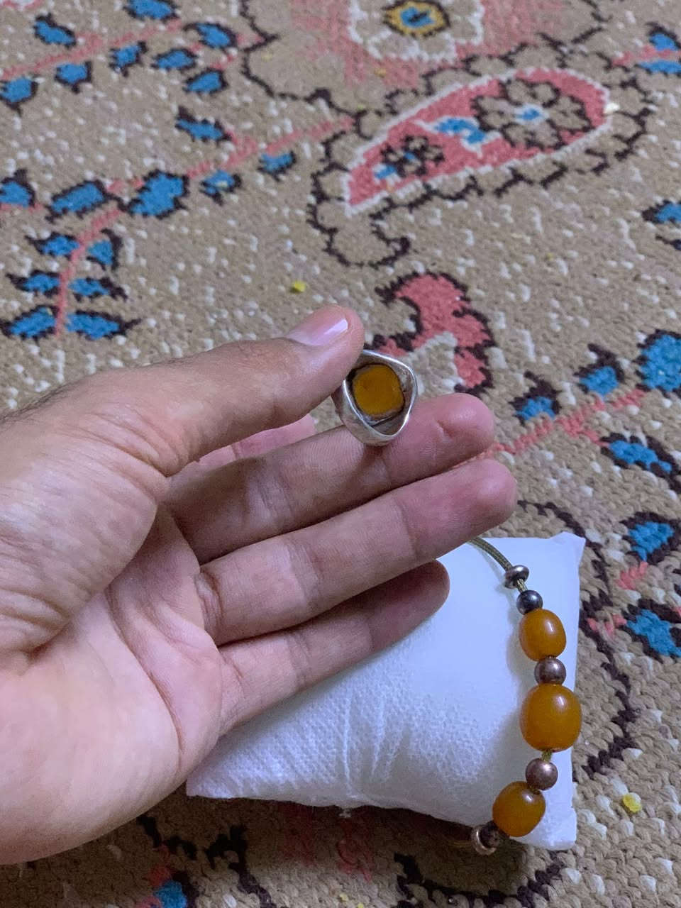 خاتم عقیق یمانی مشمشی
مع سوار فضە مطلی بماء ذهب مع کهرب المانی
***********
واتساب
