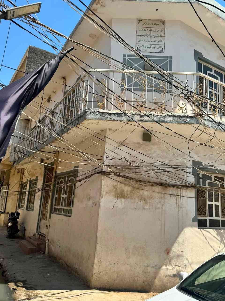 السلام عليكم بناية ركن طابقين المساحة ١٣٠ متر ملك صرف طابقين منفصلات غير مؤجرات  السعر ١٣٠  مليون وبيهن مجال للتواصل ***********
