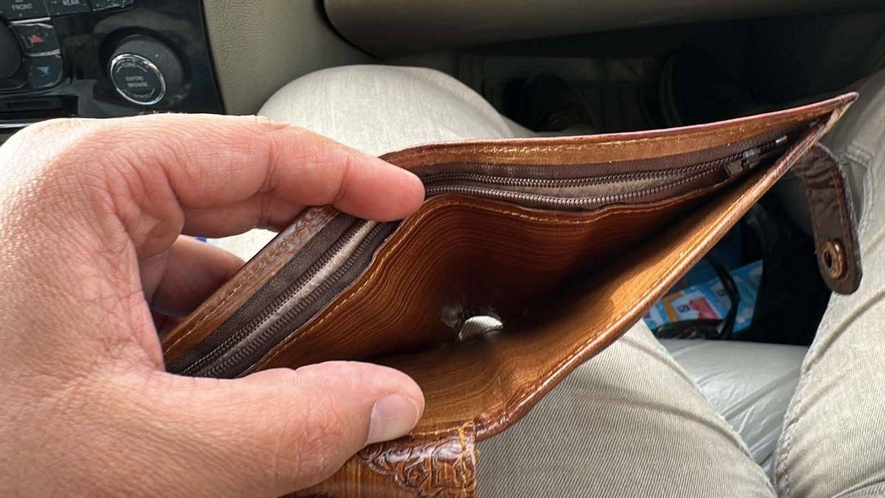 فقدت محفظة بنية اللون صورتها مدرجة ادناه

تحتوي بطاقة موحدة بإسم ياسر احمد عبدالواحد 
مواليد 2012
بداخلها رقم هاتف صاحب المحفظة

على من يعثر عليها الرجاء الاتصال على الرقم الموجود داخل المحفظة أو الاتصال على الارقام التالية:

***********
***********
