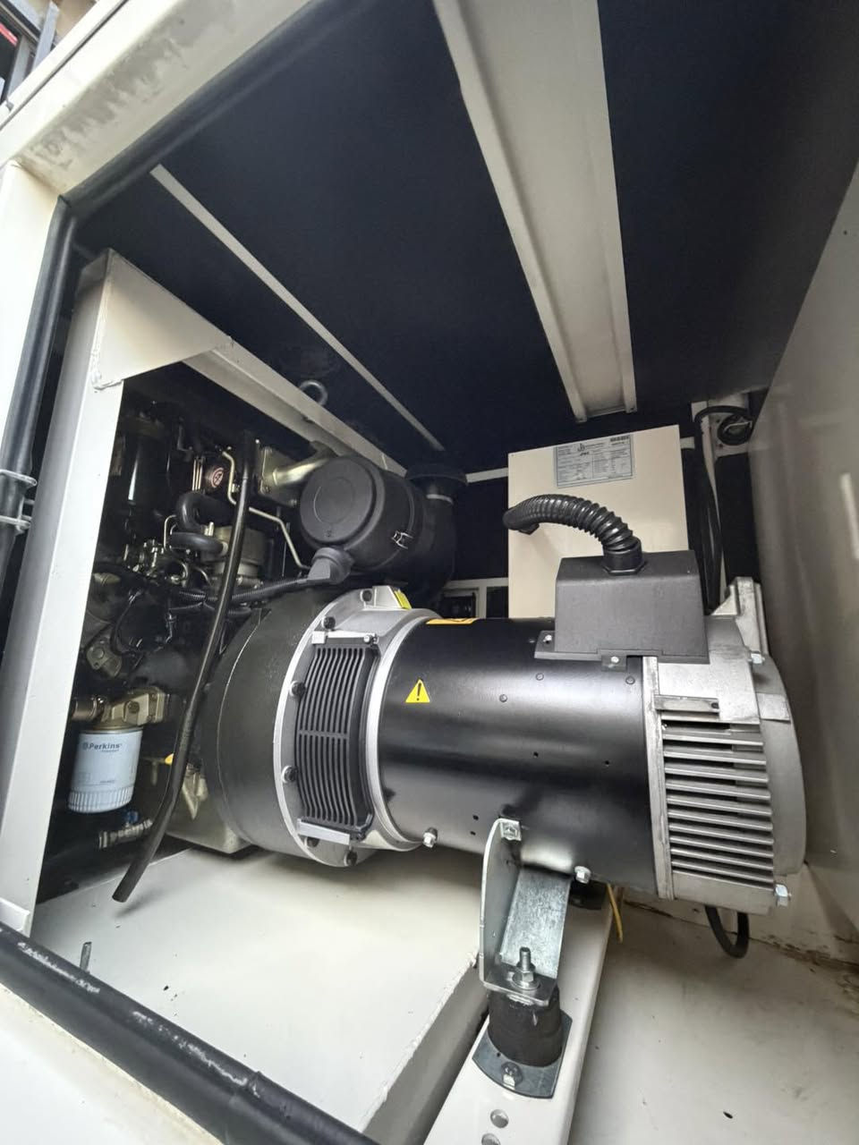 🔥 عرض خاص: مولدة بيركنز (Perkins) 45 kVA مستعمل  🔥  
المواصفات الفنية:  
 المحرك: بيركنز (Perkins) الأصلي بقدرة 45 kVA.  
 رأس التوليد (الدينامو): ليروي سومر (Leroy-Somer) أصلية وكفاءة عالية.
 الغطاء (الكاتم): كابينة جبيل لبنانية شديدة العزل للصوت والحرارة ومقاومة للعوامل الجوية.  
 الحالة: مستخدم (3416 ساعه ).  
 لوحة التحكم: شاشة رقمية ذكية مع أنظمة حماية متكاملة (ضغط الزيت، الحرارة، والجهد).  
المميزات:  
 استهلاك اقتصادي جداً للوقود مع صوت هادئ تماماً.
 خزان وقود مدمج مخصص للتشغيل المتواصل.  
 سهولة الصيانة وتوفر جميع قطع غيارها.
للتواصل والاستفسار:  
 رقم الهاتف: [***********
 العنوان: [الكرداه
قرب مجمع المأمون
