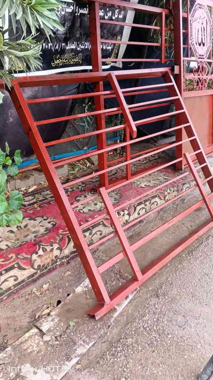 ابواب وشبابيك • مستعمل • باب احمر ٢٣٥×١١٨