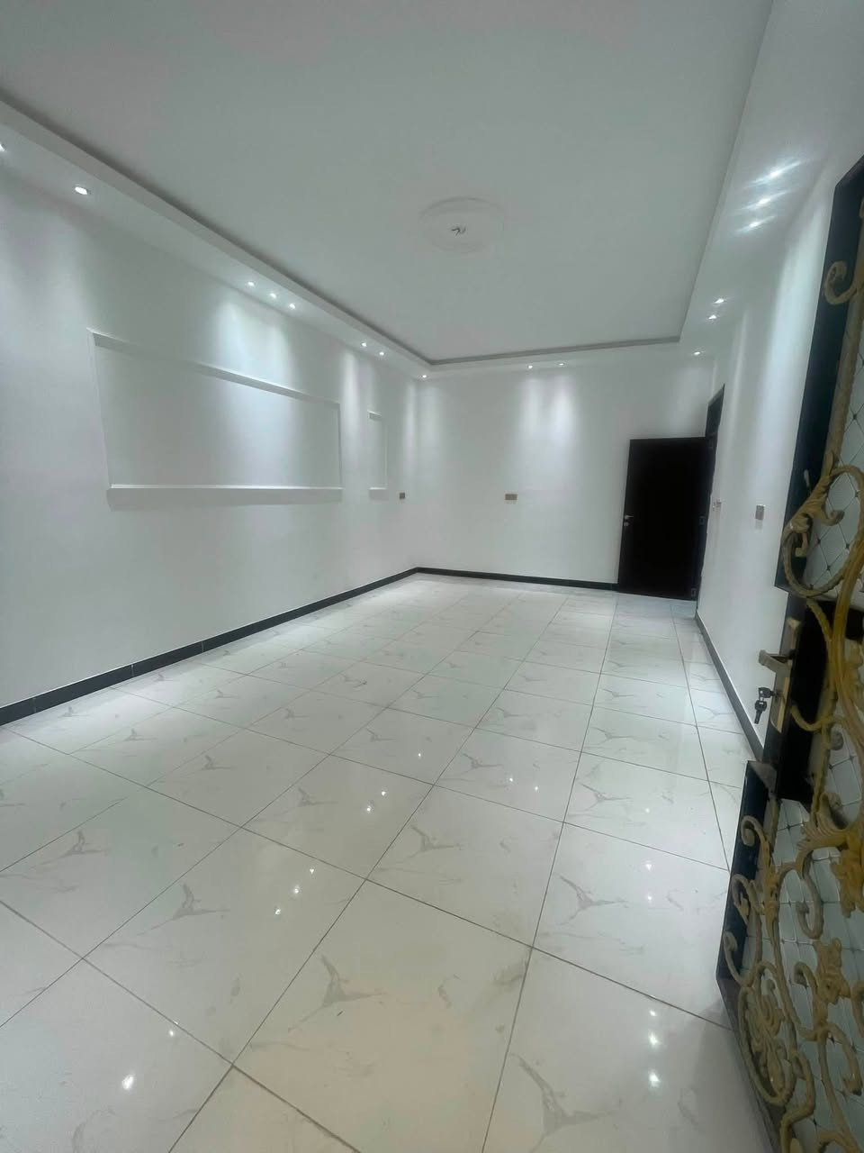 150 متر
السعر 290 مليون وبي مجال 
البناء🏗️
الطابق الارضي 

صاله وغرفه نوم ومطبخ 

ومنوورر وخدمات 

الطابق الثاني 3 غرف نوم وخدمات 

الموقع حي الجهاد ديوان المخابرات 
سيف ابو يزن

***********
