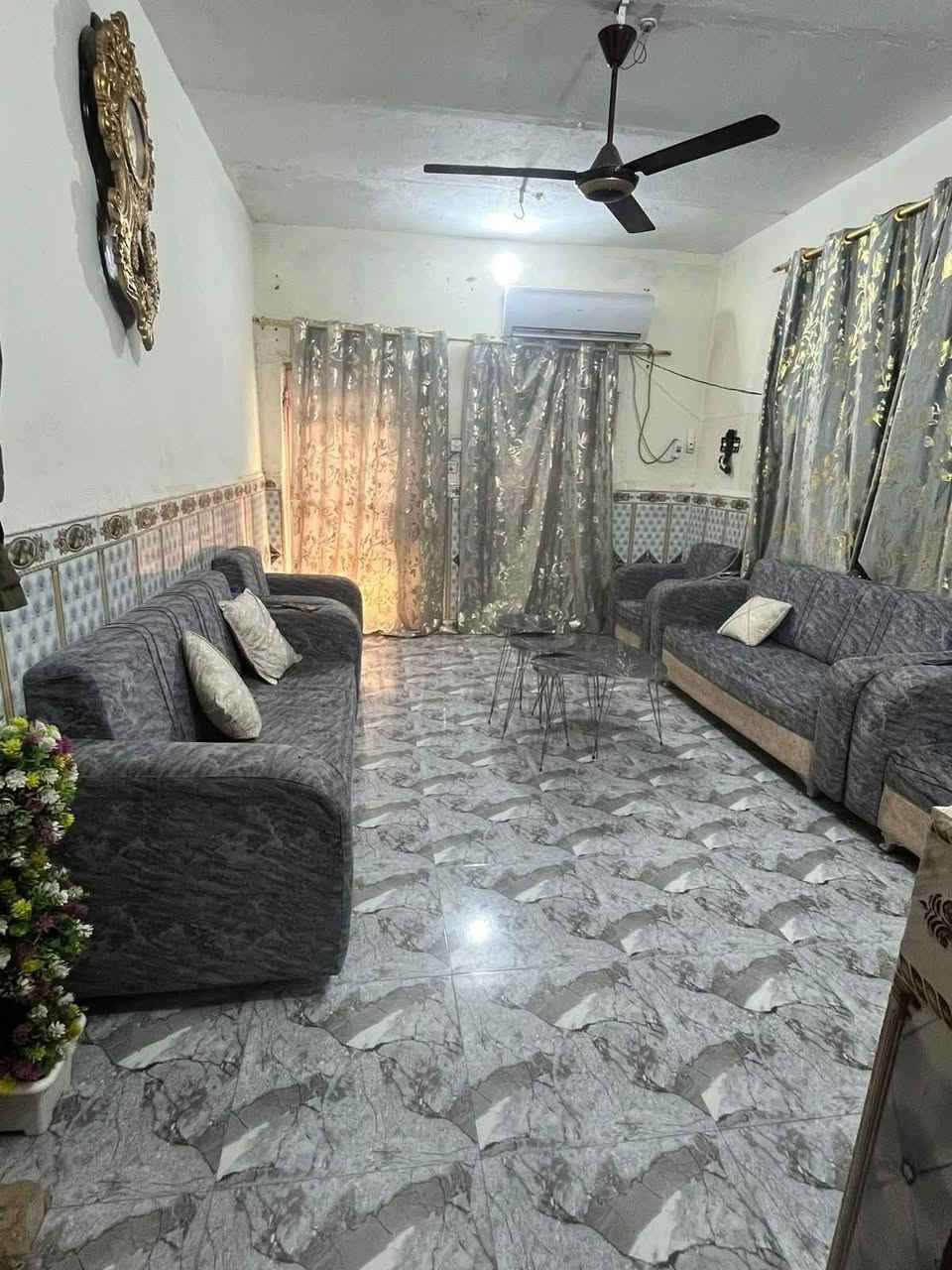 السلام عليكم مشتمل للبيع (حي الجهاد) نهايه شارع السوق  مساحته 100 متر سعره 55 للاستفسار الاتصال على الرقم ***********
