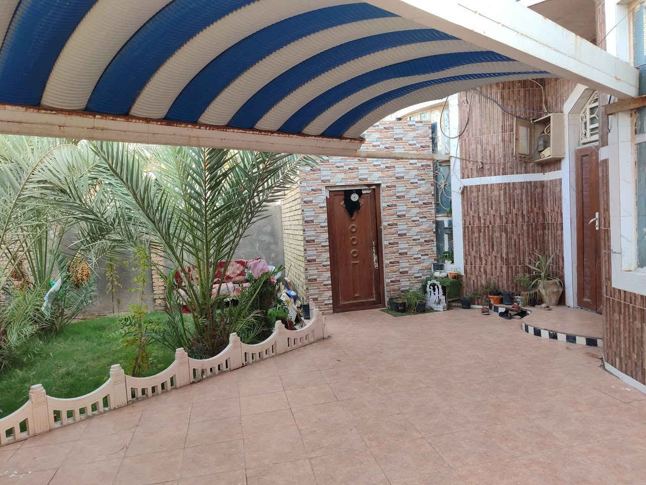 السلام عليكم 
 
دار للبيع مساحه ٣٠٠م بالطابو واقع حال ٢٨٥م ركن  بشارع سيد رحمه الرئيسي
طابقين الطابق الأول غرفتين وصاله واستقبال وصيحات 
ومطبخ حار وبارد والطابق الثاني ثلاث غرف وصاله وصحيات السعر اتصل على الهاتف: 

***********
