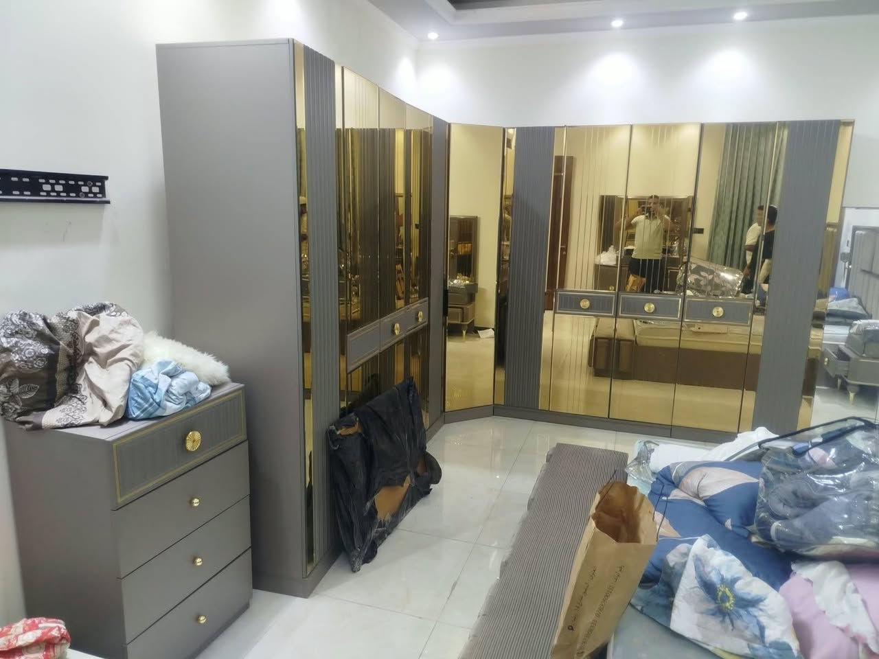 سلام عليكم غرفه للبيع السعر مناسب جدا مكاني بغداد 
***********
