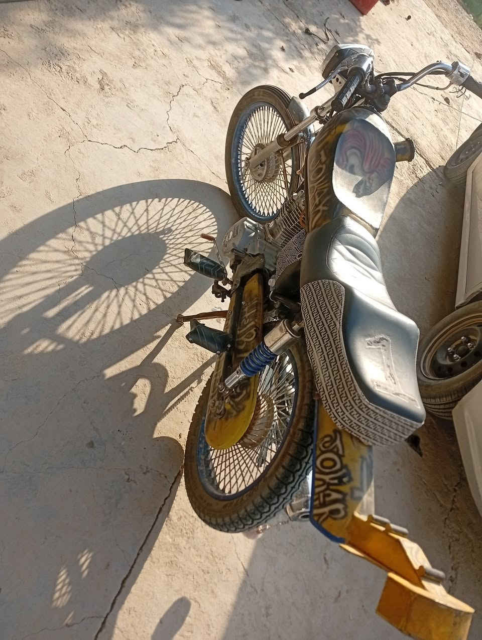 سلام عليكم دراجة للبيع نضيفة وبيهة شلعة مكاني بابل السعر 420 وبيهة مجال للاتصال ***********
