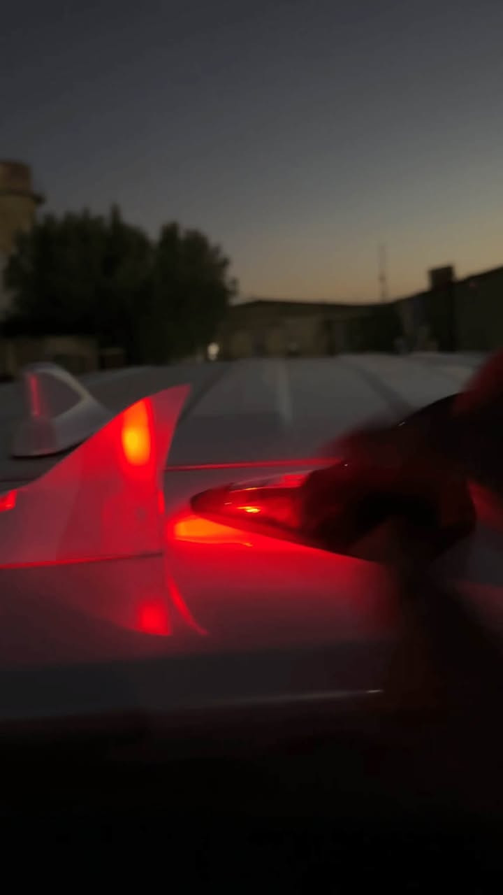 اضاءة سيارة على شكل زعنفة القرش بالطاقه الشمسية
متوفر توصيل 
واتساب ***********
