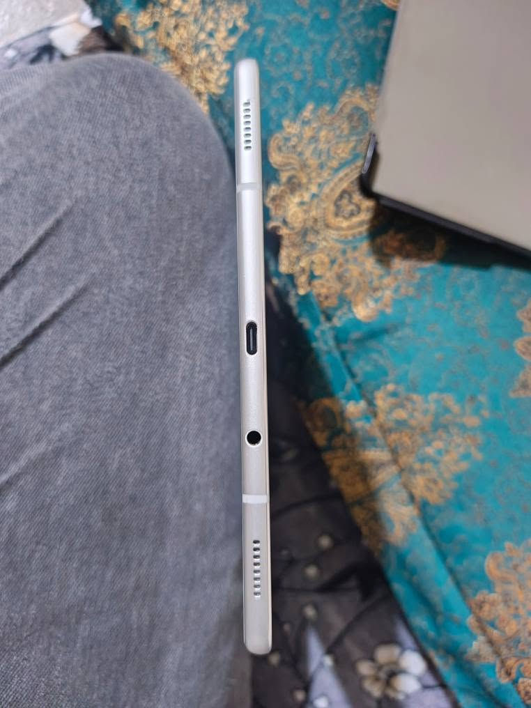 Samsung Galaxy Tab S4 / سامسونك كالاكسي تاب اس 4

للبيع تابلت سامسونك بسعر مناسب ومواصفات عالية :

الشاشة : سوبر أموليد ذات ألوان ودقة خرافية وحجم عملاق 10.5 إنج

المعالج : سناب دراكون 935 يدعم بوبجي 60 فريم

الذاكرة : 64 كيكا ويستقبل ذاكرة خارجية لحد 1 تيرا يعني ألف كيكا

الرام : 4 كيكا

البطارية : 7300 مللي أمبير 

بيه أربع سماعات من شركة AKG تتميز بصوت عالي و واضح ويدعم ال Dolby Atmos

يدعم فتح القفل بنظام الفيس آي دي (Face ID) نفس الآيفون 

ويدعم نظام Samsung DeX يعني تحول الجهاز لنظام مشابه للويندوز (يشبه الكمبيوتر)

جهاز كلش نظيف إذا تلاكي بيه شخط واحد تاخذه بلاش وكاميراته كلش حلوة رغم انه تابلت  ، يفيد الطلاب للدراسة وهم مشاهدة الأفلام والمحتوى ، طبعاً التابلت يدعم القلم مال سامسونك بس ضايع القلم بس تكدر تشتريله واحد ، أعطيك وياه كفر دفتري .

سعر الجهاز 300 ألف وهم بيه مجال

متواجد في كركوك والحويجة والعباسي 

تواصل وياي *********** يوجد أيضاً واتساب

#تابلت_سلمسونك_أموليد_كركوك_الحويجة_العباسي_samsung_tab_s4 كركوك, العراق
