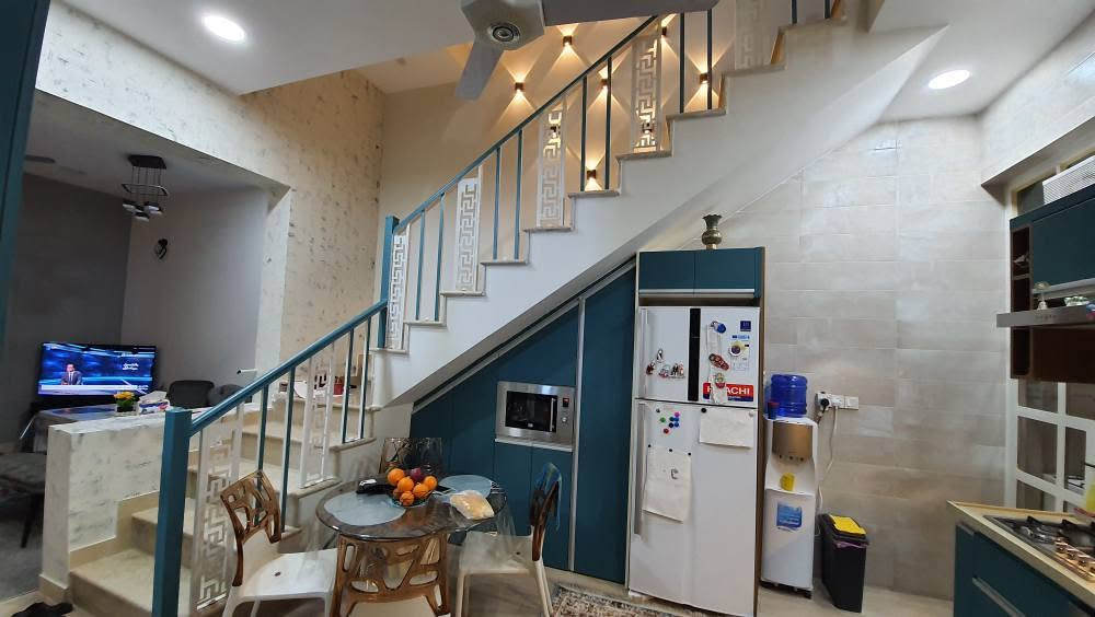 دار سكني مميز للبيع في بغداد الجديدة - حي القضاة
• الموقع: بغداد الجديدة - حي القضاة (موقع مخدم وقريب من الشارع العام والخدمات).
• المساحة الكلية:100 متر مربع.
• الأبعاد: الواجهة 5 متر | النزال 20 متر.
• عمر البناء:5 إلى 6 سنوات (بحالة مميزة ونظيفة جداً).
• عدد الطوابق:3 طوابق.
📐 تفاصيل وتقسيم الطوابق:
• الطابق الأول: استقبال واسع، مطبخ، حمام، وغرفة معيشة (هول) مميزة (يمكن تحويلها إلى غرفة نوم بسهولة).
• الطابق الثاني:2 غرف نوم مريحة وحمام إضافي.
• الطابق الثالث: غرفة إضافية مع بيتونة كبيرة (تصلح كمخزن أو مساحة غسيل).
✨ مواصفات وإضافات خاصة:
• المنظومة الكهربائية: الدار مجهز بنظام عاكسة كهربائية متكامل (طاقة خزن للطوارئ عند انقطاع التيار).
• الأثاث والتجهيز (مؤثث جزئياً): الدار يحتوي على كاونترات مطبخ راقية وجاهزة، أجهزة تبريد، بالإضافة إلى قطع أثاث أخرى ومواصفات مميزة يتم الاطلاع عليها أثناء المعاينة.
💰 السعر المطلوب:(360)مليون دينار (قابل للتفاوض المعقول للجادين).
📞 للاستفسار والتواصل: يرجى الاتصال هاتفياً أو المراسلة عبر الواتساب على الرقم: [***********]
-------------------- بغداد, العراق
