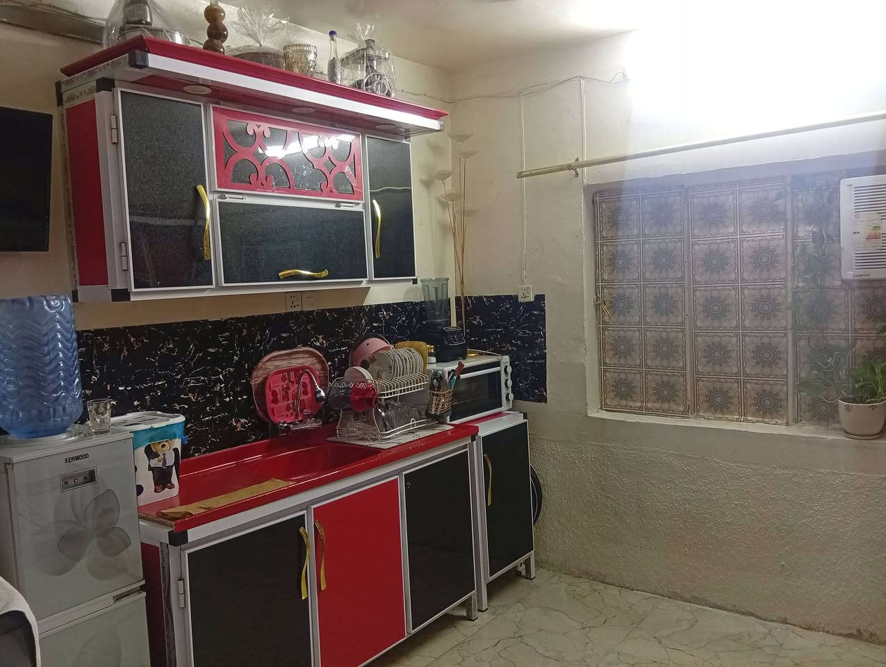سلام وعليكم كاونتر جديد نضيف كلش تجون وشوفون بعيونكم السعر 500 الف وبي مجال لطيبين من عده الساحبه و طباخ سعرهن وحد بكاني الدوره حي الصحه رقم الهاتف ***********
