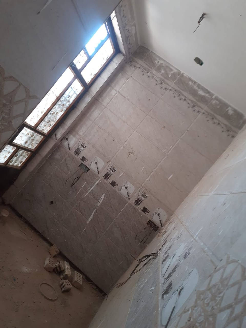بيت للبيع مساحة ١٠٠م ٣ غرف نوم استقبال مطبخ هول البيت عوزة بس كاشي الصابيات ب ١٣ الف البيت مطلوب قرض ٣٠ مليون يتحول على المشتري للتواصل ***********
