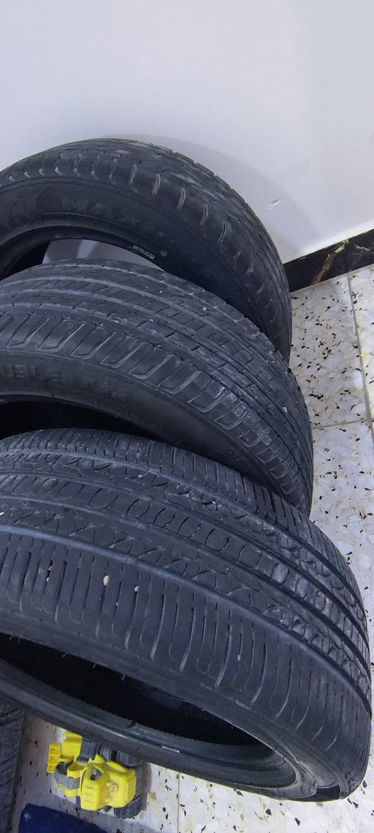 عندي 3 اطارات مال اكسنت قياس 16,50,195 نقشتهن عاليه  بس بيهن 2  من تنفخهن زايد  اصير بيهن عنجوره زغير وكلشي ما عليهن جنت شادهن ومشي عليهن الي يفيدنه  3 ب25 نهايتهن *********** نجف
