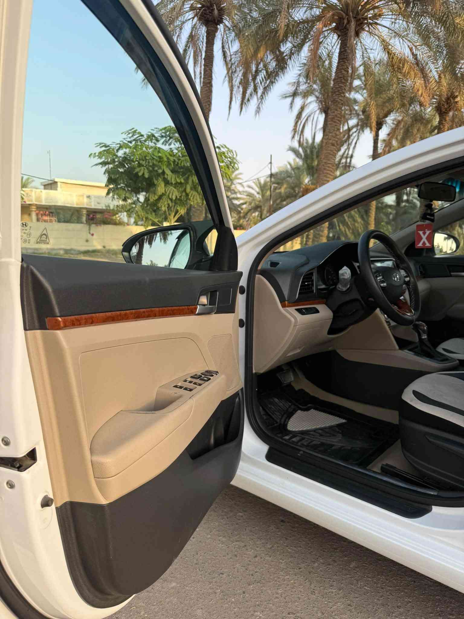 السلام عليكم
للبيع ألنترا خليجي موديل 2020 مكينه  2000 فول مواصفات رقم  بغداد بإسمي شرط تحويل ثاني يوم هزه جديده سنويه جديده مكفوله كفاله عامه من التبديل والصبغ بيها فقط شبر بارد بالهلال مال الجاملغ الخلفي جهة اليمين موضح بالسونار السياره ماشيه 123 ألف كيلو متعهد گير ومكينه وتبريد ثلچ منظومة زنون جديده السياره 1/1  .
السعر 155 وبيها مجال للشراي  .
***********
