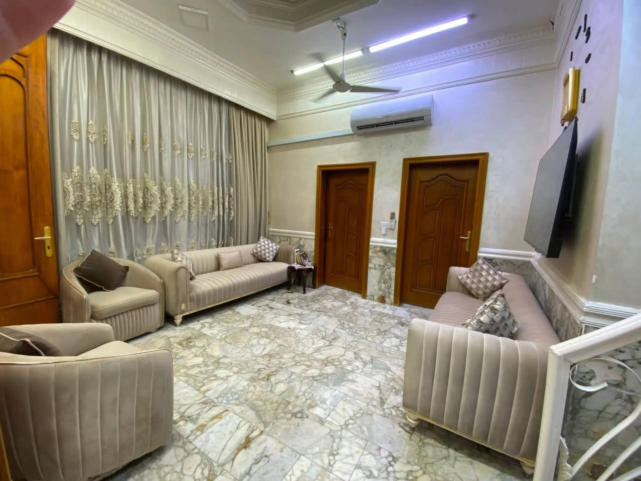 للبيع دار طابو صرف بتقاطع ال باني خلف عمار للتقسيط المساحه ٢٠٠م طابقين مسلح فول مواصفات ٤غرف وبراني وهول ومطبخ وصحيات للإستفسار مكتب السكن للعقار بالقشله مجاور حسينية مجلي ***********
