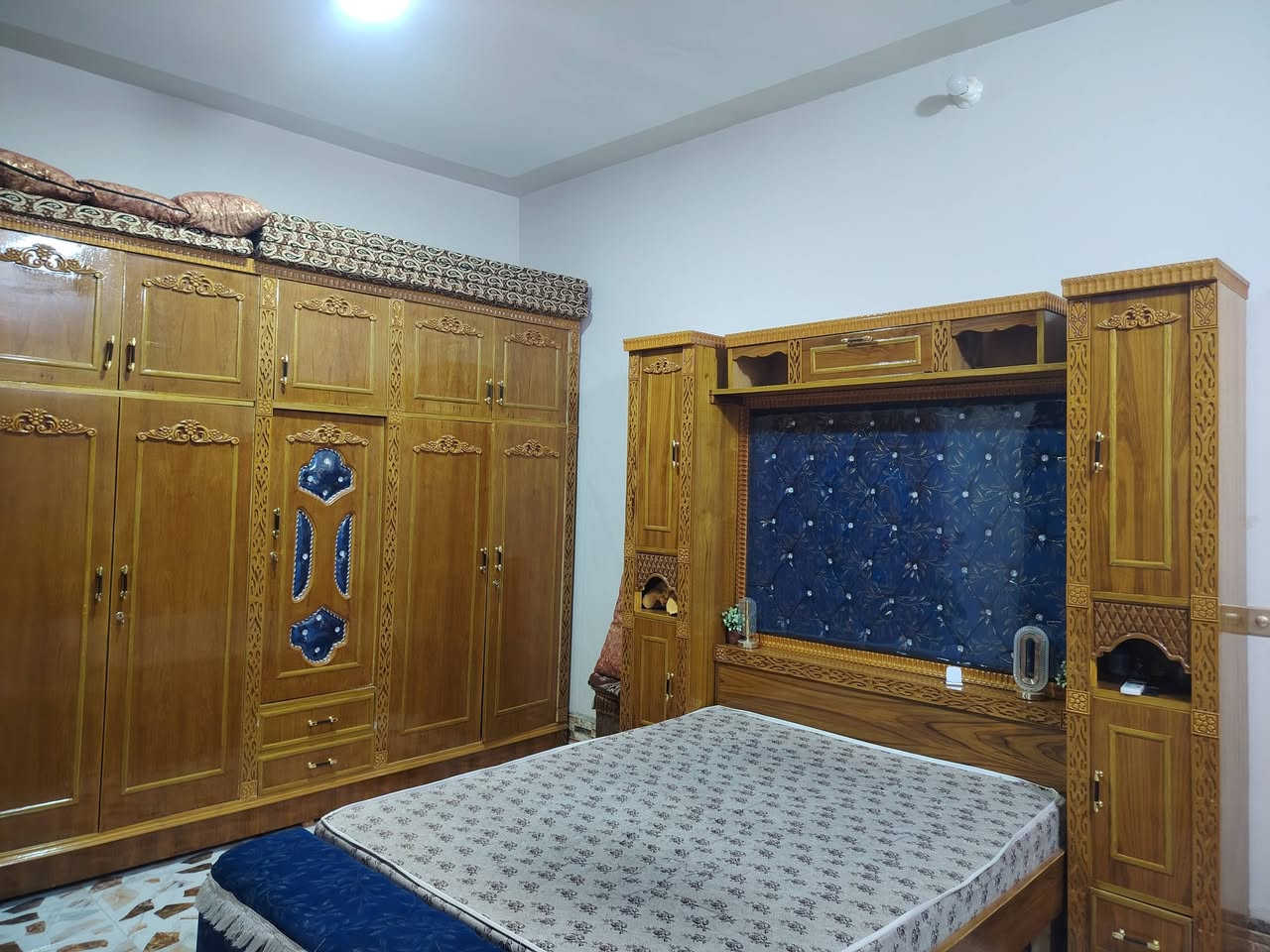 السلام عليكم عندي غرفة اخشاب للبيع الاتصال ***********
