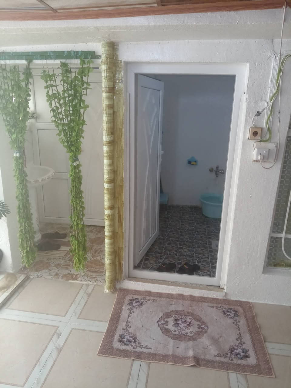 بيت للبيع في حي القاهرة 90 متر غربي.. مربع غرفتين وهول ومطبخ وصحيات..سايدين النهضه مقابيل المدرسه ابن القيم الجوزيه.. البيت صاير دوسه.. السعر 45 مليون.. ملك طابو..***********

