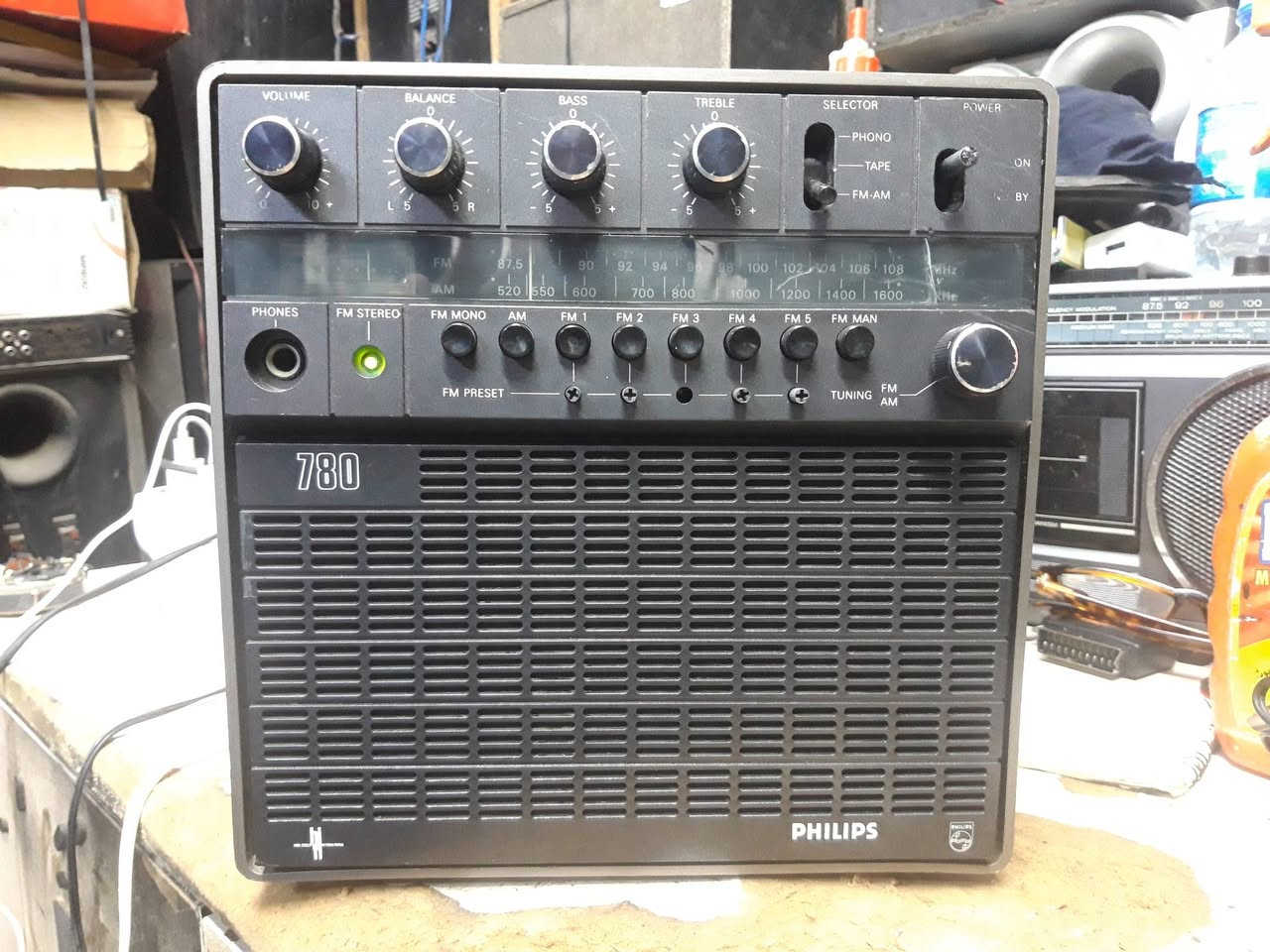 PHILIPS RADIO AMPLIFIER
SPEAKER IN - OUT
رادیو وٲمبلیفایر من شركة فلیبس صنع سویدي بي سماعة داخلی و بی مكان سماعة خارجیوبي خزن رادیو 
عنوان اربیل قریب من سوق بالة شارع اربعین مقابل مدرسة كه ل 
***********
