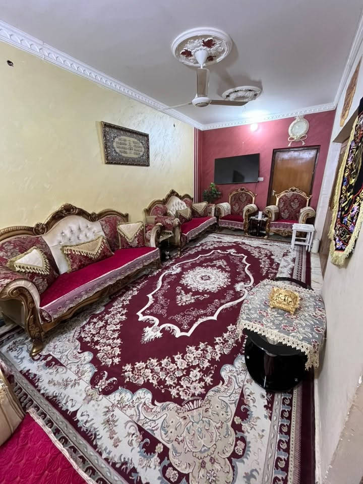بيت طابو صرف للبيع في سومر حي المعلمين بشارع مديرية المرور مساحة ١٧٠ بناء قوي طابقين الطابق الاول استقبال وهول ومطبخ وغرفه وحمامات داخليه وخارجيه والطابق الثاني غرفتين وغرفة مخزن وصالة /  الارضية مرمر سعر ٣١٠ وقابل للتفاوض للرغبة في الشراء الاتصال على هذا الرقم ***********
