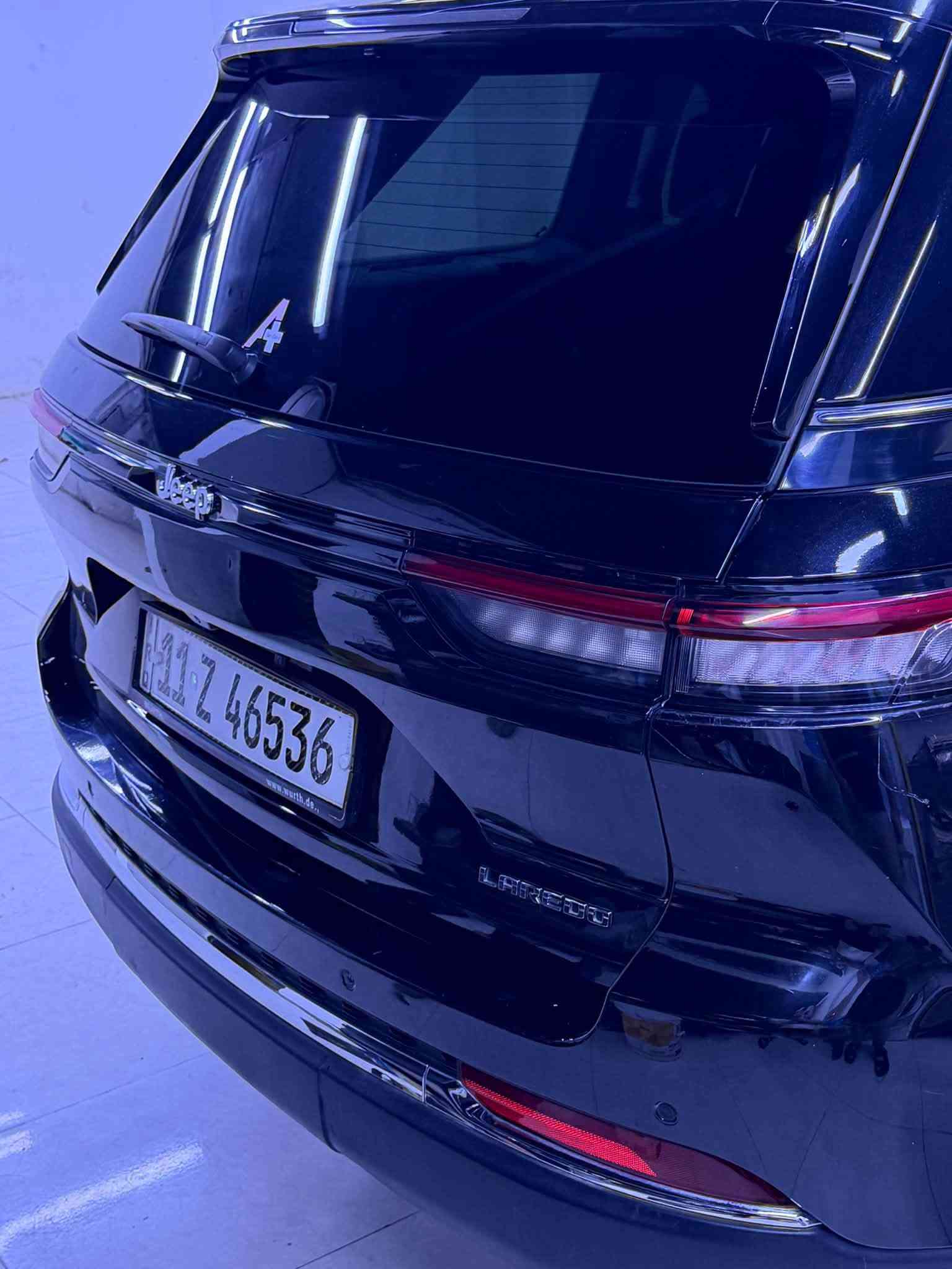 جيب موديل 2023
وارد امريكي حادث السياره في امريكا
 دعاميه اماميه 
ماشيه 29 الف ميل 
وصار بيها حادث عندي جاملغ خلفي ايسر مكان السياره بغداد البنوك السعر260 وبيها مجال 
***********
