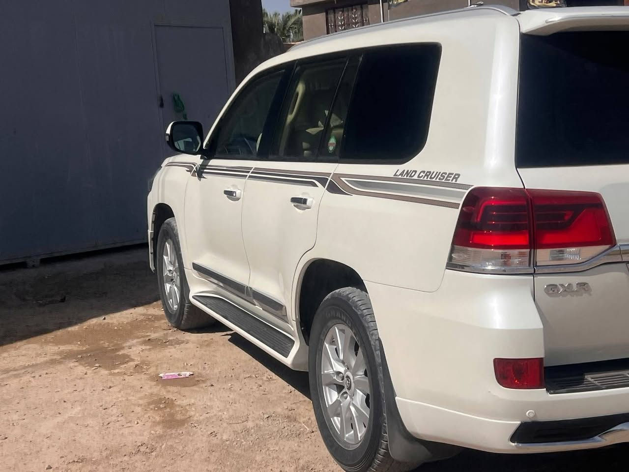 ‏🚘 للبيع | تۆیۆتا لاندکروزر 2018 | Toyota Land Cruiser 2018
‏* تويوتا لاندكروزر 2018 بريم / رقم بغداد
‏* SAS باب أول – White Edition
‏* فل كامل (1/1)
‏* محرك 4000 
‏* رادار أمامي
‏* شبك أبيض ونيكل
‏* لايت تحت الدوسة
‏* دبل ماوس
‏* شحن لاسلكي
‏* لايت أسود (Black Edition)
‏* فتحة سقف
‏* بصمة تشغيل
‏* كشاف خلفي
‏* حساسات أمامية وخلفية
‏* أوتو لايت
‏* 8 Airbags
‏* كرسيان كهرباء جلد أصلي
‏* تكاية خلفية مع حامل أكواب وقاصة (Cool Box)
‏* تشغيل عن بُعد
‏* تحكمات ستيرن
‏* مثبت سرعة (Cruise Control)
‏* شاشة كبيرة تدعم Android Auto & Apple CarPlay
‏* مرآة داخلية تعتيم أوتوماتيكي
‏* لايت زينون LED
‏* باقي مواصفات الـ White Edition الفل معروفة
‏
‏* المحرك والگير على وضع الشركة 
‏* تايرات جديدة.
‏* السيارة مكفولة والسونار مرفق
‏* الهزة والسنوية مجددات.
‏* تحويل ثاني يوم. العنوان/ الحله الحمزه الغربي
‏السعر     50000$      وبي مجال قليل
‏الاستفسار /  ***********  
اتصل مكلف بالنشر 
‏
