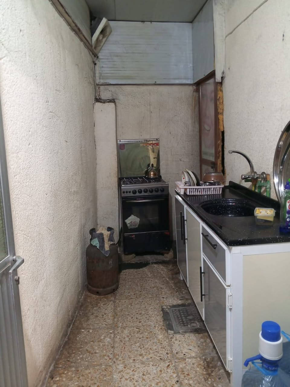 بيت تجاوز شارع فلسطين قرب تقاطع الموال المساحه 125 الواجهيه 12  متر للبيع السعر.  17 مليون  البيت غرفه كبيره  هول واستقبال حمام تواليت داخلي تواليت خارجي مطبخ خارجي   *********** الاتصال خاص او واتساب فقط
