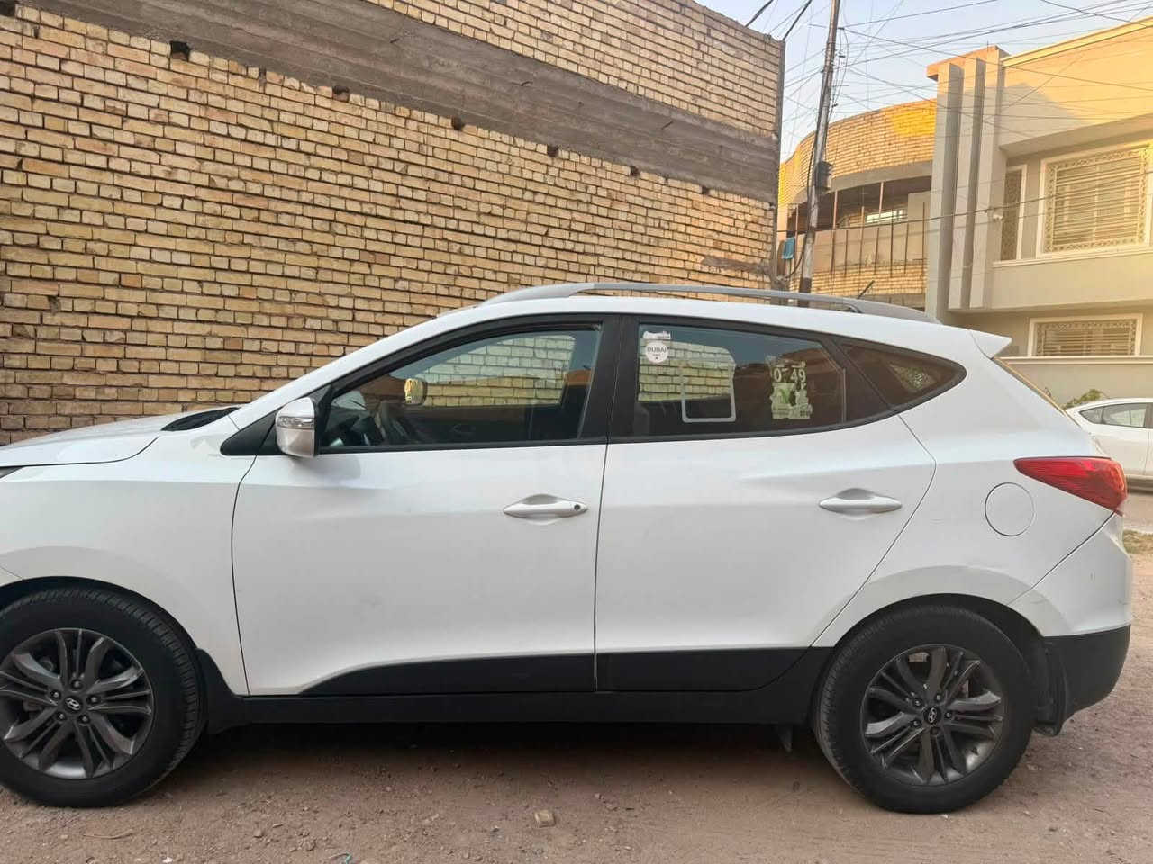 السلام عليكم توسان للبيع موديل ٢٠١٥ خليجي السياره مابيهه ضربه فقط بارد ودعجه بلدعاميه الاماميه صغيره السياره مال بنيه وبأسمنه التبريد ممتاز والسياره خير من الله للاستفسار خاص او الاتصال بلرقم *********** السعر ١٣٧ ورقه وبيهه مجال
