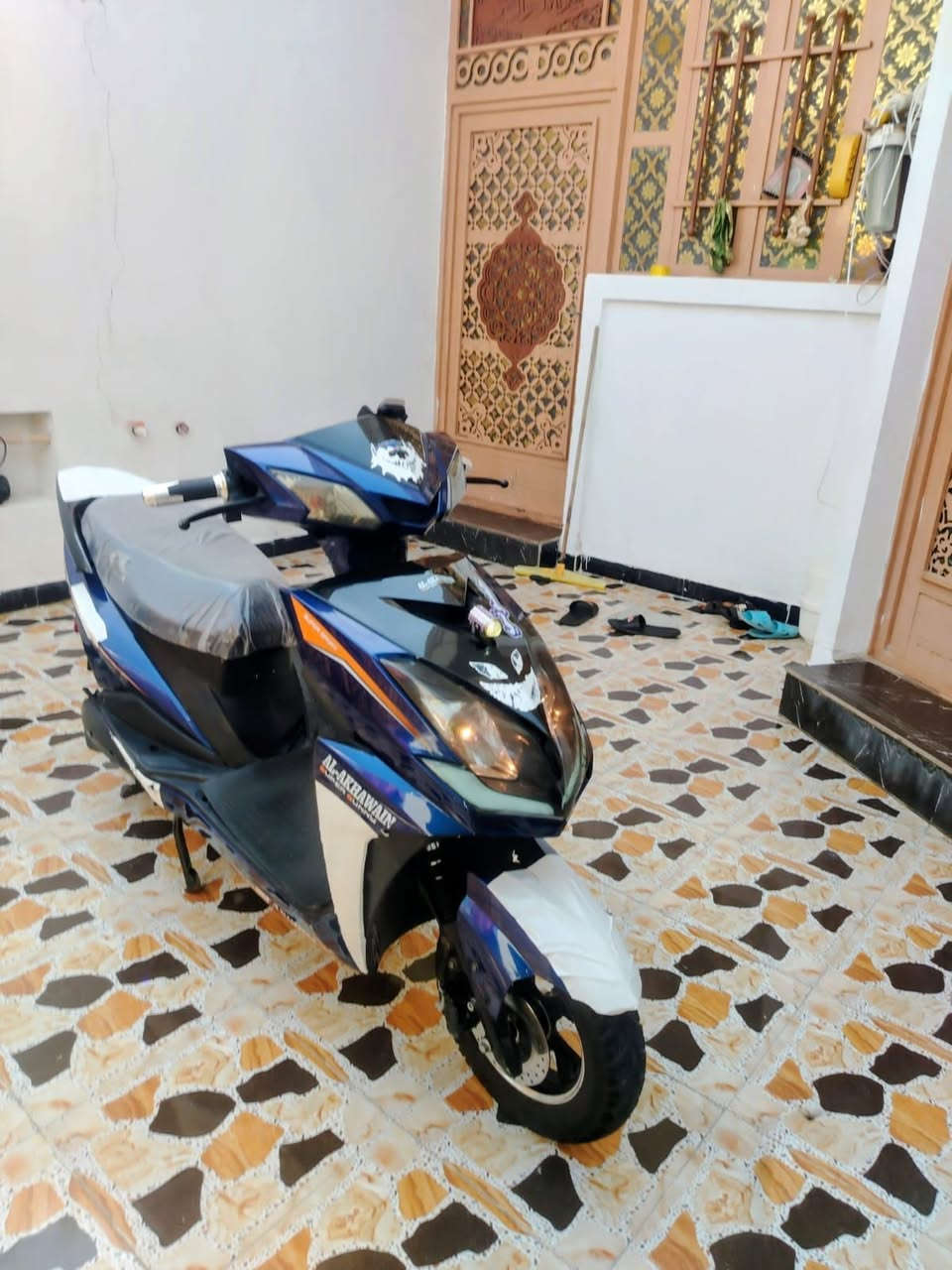 ---

*السلام عليكم*

دراجة شحن للبيع نوع *سكنس الأخوين - SUPER SUNNY*
*6 بطاريات - فول عالفحص 🔋*

*المواصفات:*
✅ 6 بطاريات فول عالفحص
✅ بريك خلفي شغال 100%
✅ لايت عالي ناصي شغال
✅ عداد شغال
✅ 4 سرع
✅ كهربائيات كلها شغالة
✅ اشاير يمنى ويسرى شغالة
✅ دراجة زيرو - نظيفة

*السعر: 500 ألف دينار*

*رقم الهاتف: ************
*المكان: الفلوجة - 

-
