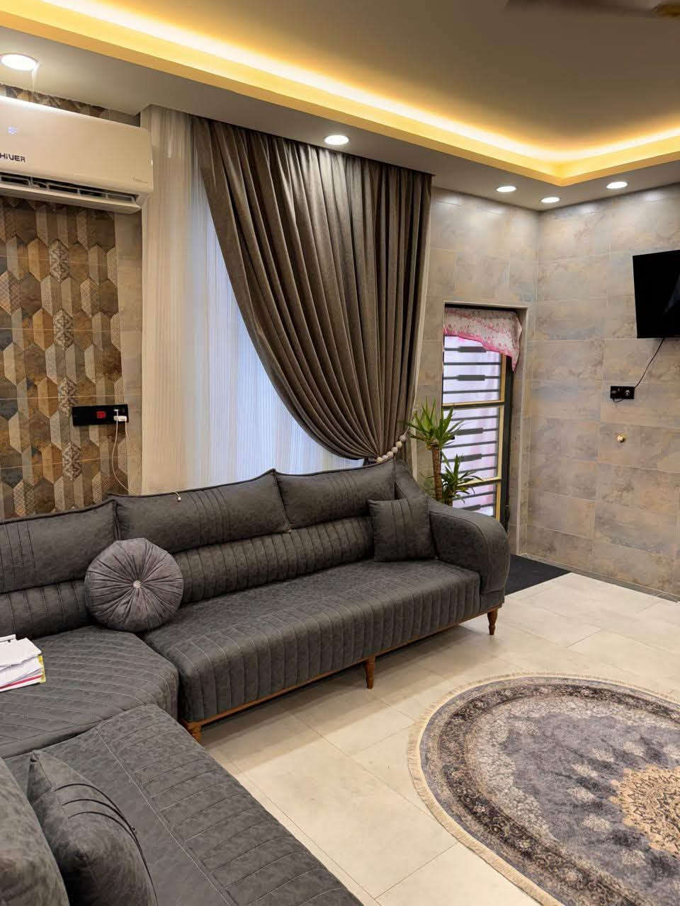 السلام عليكم
دار جديد  للبيع 🏠 

موقع الدار  الكوفة -   مجمع سفير الامام الحسين ؏ - 

تفاصيل البيت : بناء البيت والخريطة تختلف عن باقي بيوت المجمع بي اضافات تغير سيراميك وماء وكهرباء وبيبان خشب وشبابيك وسقوف وتأسيس خريطة طابق ثاني 

المساحة 200م 

مطبخ

استقبال

غرفتين نوم

صالة 

صحيات بالداخل والخارج

كراج سيارة

حديقة 

مكشوفات ٢

خدمات جيدة : كهرباء ٢٤ ساعـة 

 الدار جاهز للسكن 

يبعد 300  متر عَنْ كورنيش الكوفة 

يبعد 1 كيلوا عن مسلم بن عقيل عليه السلام 

السعر الكلي220

مطلوب 55 مليون للشركه تسدد  اقساط بالشهر400 

للاستفسار اتصل على الرقم واتساب +  

***********

ڪُل الخدمات موجودة وقريبة

بانزين خانة 

مدارس ابتدائية . متوسطة . اعدادية 

قريب عَلَىٰ الشط 

قريب عَلَىٰ جسر الحديد وجسر الكوفة 

يبعد عَنْ مسجد الكوفة مشي تقريبًا 15 دقيقة بحدود كيلوا واحد ﺎَو اقل 

مركز صحي
