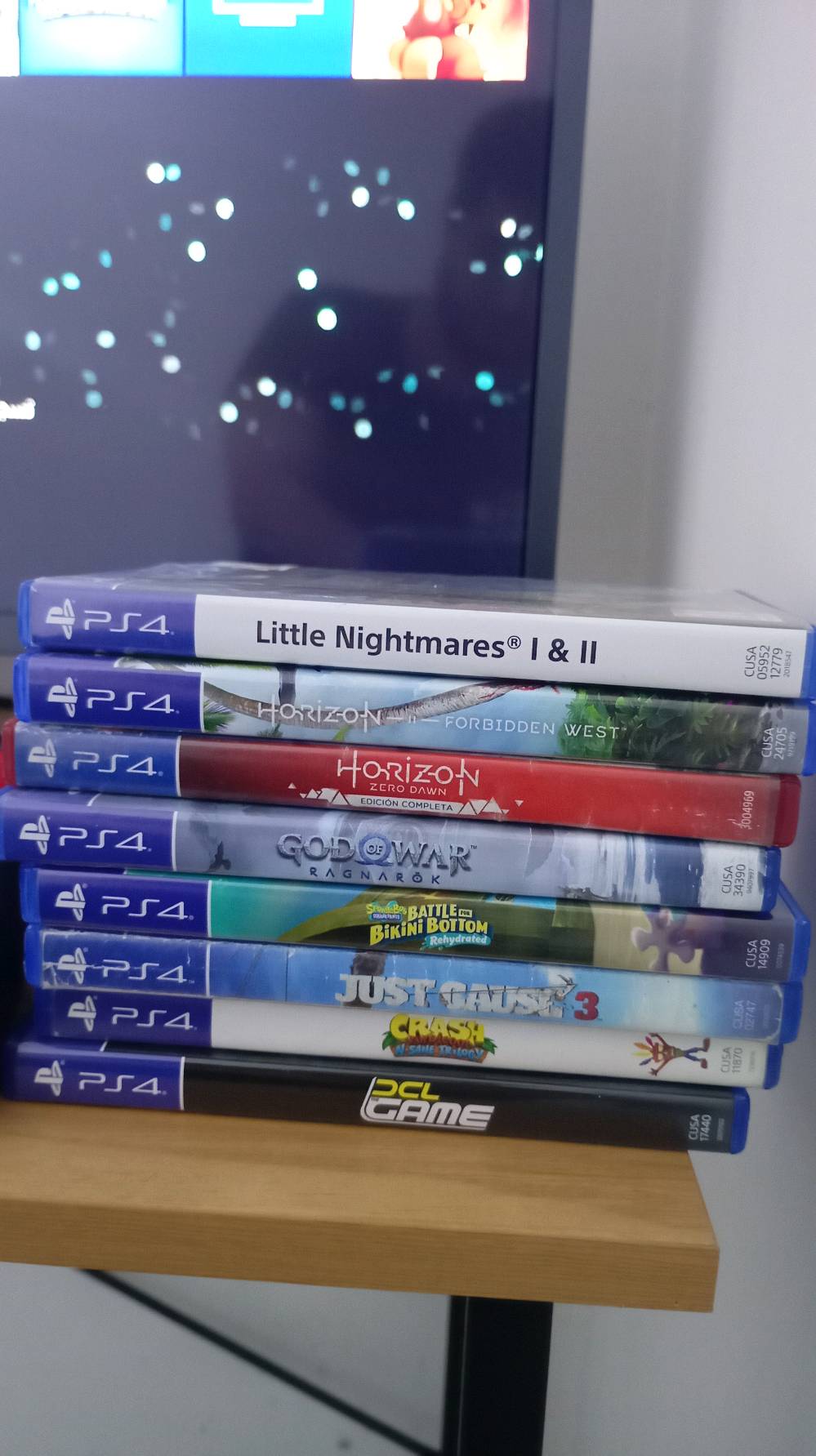 Playstation 4 slim
بلي٤ سلم للبيع
جوستك عدد ٢ (واحدة اصلية والثانية تجارية)
كيبل شحن اصلي للجوستك
اقراص جديدة عدد ٨ موضحة بالصور
يو بي اس بقدرة ساعة عند انقطاع الكهرباء
شاشة DAEWOO (بدون HDR)
ميز خشب مكتبي مناسب للدراسة او للبلي

ملاحظة: منفذ الاقراص في بعض الاحيان يحتاج ادخال القرص اكثر من مرة لكي يقرأه البلي لكنها حالات نادرة
التحديث الى آخر تحديث من الشركة ١٤

السعر ٣٠٠ ألف قفل من دون اجور النقل

الموقع حي اور / بغداد
هلا، تگدر تذكرلي سعة البلي سْليم شكد بالضبط؟ 500GB لو 1TB، وهل بيه أي صيانة أو تبديل هارد سابق؟: 
500GB، فقط تبديل هارد
بالنسبة للشاشة DAEWOO، شكد حجمها تقريباً؟ وهل بيها أي مشاكل مثل خطوط، بكسلات ميتة، أو ضعف بالإضاءة؟: 
٣٥ بوصة اتوقع، لا يوجد مثل هكذا مشاكل
الـ UPS من نوع Nexxt شكد سعته أو موديله بالضبط؟ والبطارية بيها جديدة لو مستخدمة، وشكد تقريباً تكعد وقت فصل الكهرباء؟: 
البطارية جديدة، ساعة كاملة مع التلفزيون
الأقراص الثمانية أصلية لو نسخ؟ وإذا ممكن تذكر عناوينهن كاملة وحالتها شلون (نظيفة/مخدوشة)؟: 
اصليات بدون خدوش
وترى البيع شامل البگج كله لو تقبل تبيع القطع منفصلة؟ وشنو أقل سعر نهائي إذا الشراي يجي يستلم من حي أور؟: 
البيع كامل الا اذا المشتري جداً ما يحتاج قطعة من المذكورات