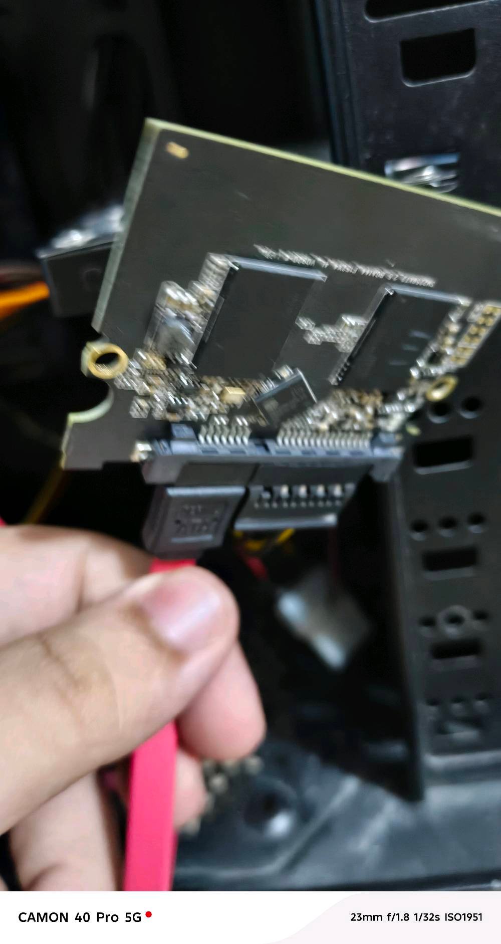 السلام عليكم PC GAMING للالعاب المتوسطه والقويه على اعدادات منخفضه 
‏مواصفات ال PC:
‏CPU : I5 3570
‏RAM : 8 DDR3
‏GPU : GTX 1050 TI 4GB MSI
‏PSU : 600W
‏STORAGE : SSD 120GB Lexar + SSD 240GB Kingston + HDD 500GB + HDD 230
‏يعني اربع هاردات 2 SSD و 2 HDD
‏
‏الملحقات:
‏شاشة LG حجم 19 75Hz
‏ماوس كيمنك RGB
‏ماوس باد Battelfeild
‏وكيبورد كيمنك RGB
‏UPS 850 Tiger بحاله ممتازه استخدام بسيط
‏السعر 375 وبي مجال حك الجيه للتواصل ***********
‏الاستفسار عن باقي التفاصيل واتساب على الرقم اذا تريد اصورلك الالعاب واداء الجهاز
‏والي ما يعرف الاسعار لا يجي يعلق ويقطع ارزاق العالم 
‏ابحث على اسعار القطع وتعال سولف 
‏ملاحظه / ما عـــنـــدي توصــــيــــل