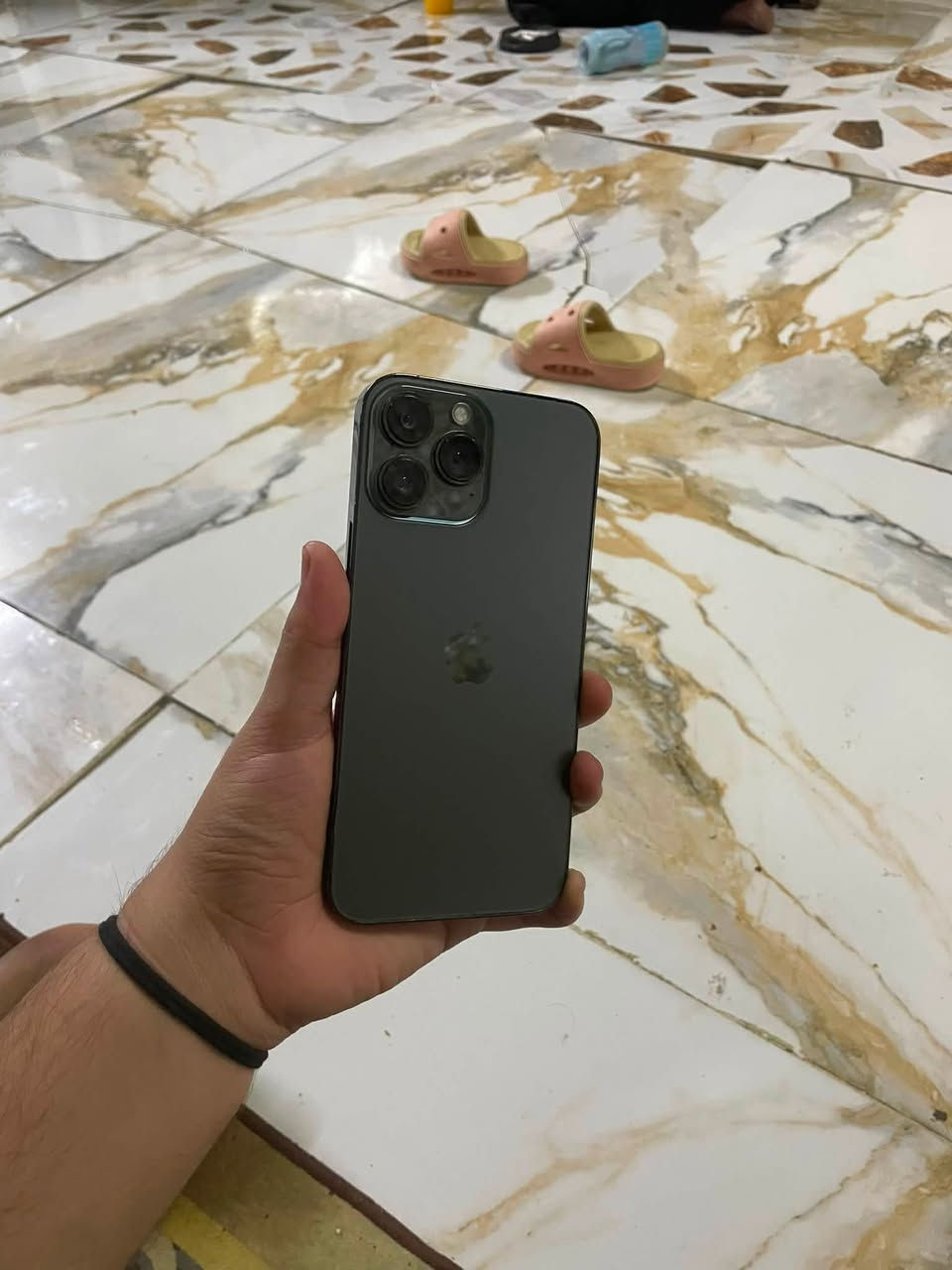 للبيع: جهازين ايفون*
*1. ايفون 13 Pro Max*
- *الذاكرة*: 512GB
- *البطارية*: 80%
- *اللون*: الزيتوني
- *الشاشة*: مستبدلة تجاري - اللمس ممتاز
- *الكامرات*: مستبدلة بس كلها شغالة 100%
- *الشغال*: اتصال ✅ سيم كارت ✅ فيس ايدي ✅ واي فاي ✅
- *الحالة*: كله مكفول. تجي تفحص على راحتك
- *السعر*: 400 ألف وبي مجال بسيط

*2. ايفون 12 Pro*
- *الذاكرة*: 128GB
- *البطارية*: 82%
- *اللون*: الذهبي
- *النسخة*: شرق اوسط AAA ماستر
- *الشاشة*: مستبدلة تفصيخ شرط تفصيخ
- *الحالة*: كله شغال اتصال ✅ سيم كارت ✅ فيس ايدي ✅ كامرات ✅ بدون عطل
- *ملاحظة*: تجي تكلب على راحتك. يرهمن مراوس او بيع
- *السعر*: 300 ألف وبي مجال

*للتواصل واتساب*: ***********
*المكان*: بغداد - مدينة الصدر
*ملاحظة*: ماكو توصيل

---
